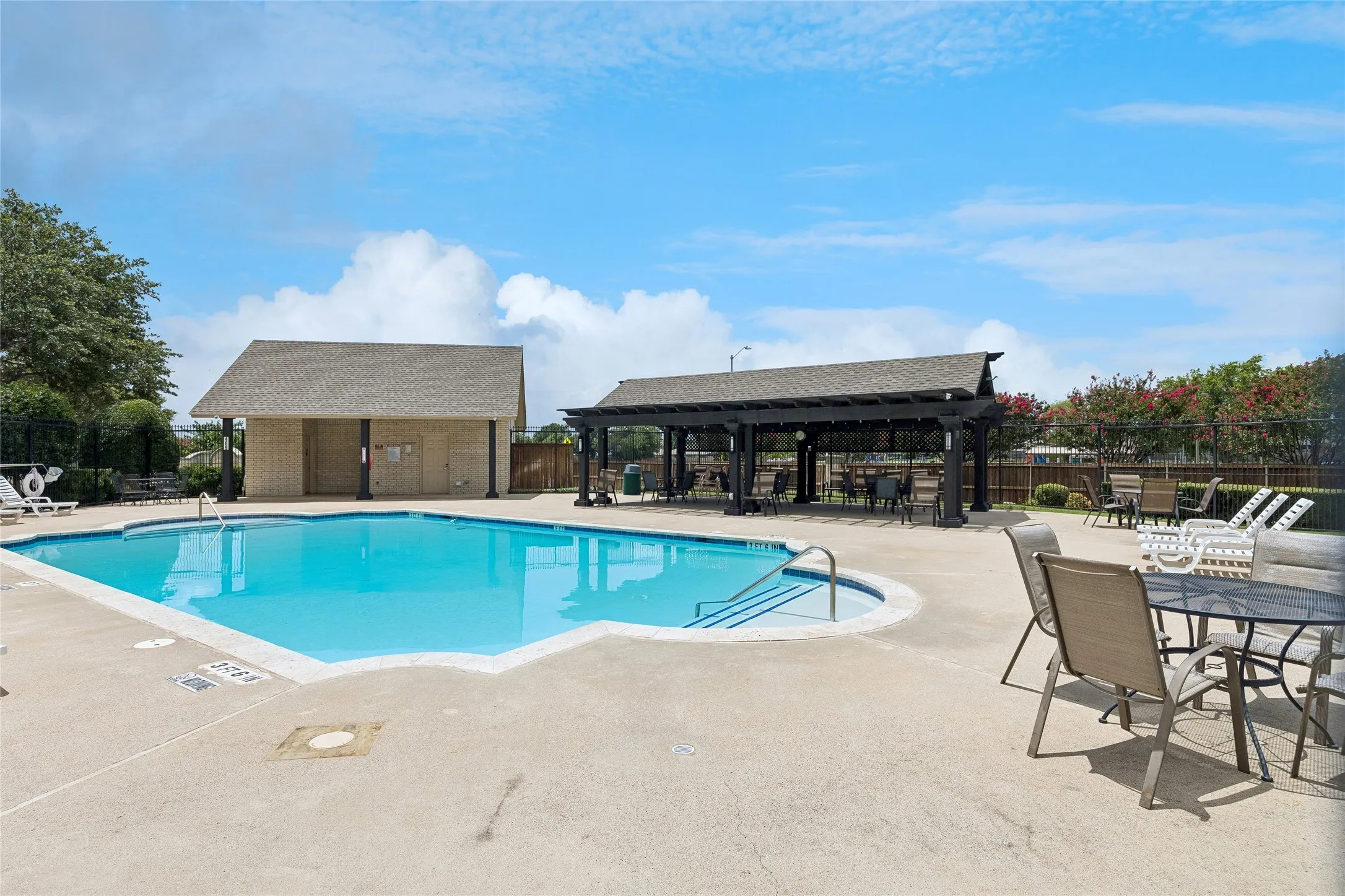 Single Family Residence For Sale in Tarrant County , 516 Hazelnut Court, Saginaw, Texas 76179, 3 Bedroom, 3 Bathroom, 2 Garage spaces, 2,304 Sqft, built in 2002, mls#21327140, Real Estate Agent in Saginaw, Homes For Sale in Tarrant county, Homes For Sale in Saginaw, Realtor in Saginaw Texas, Real Estate Brokerage Independent Realty Texas, Luminita Cordes Realtor