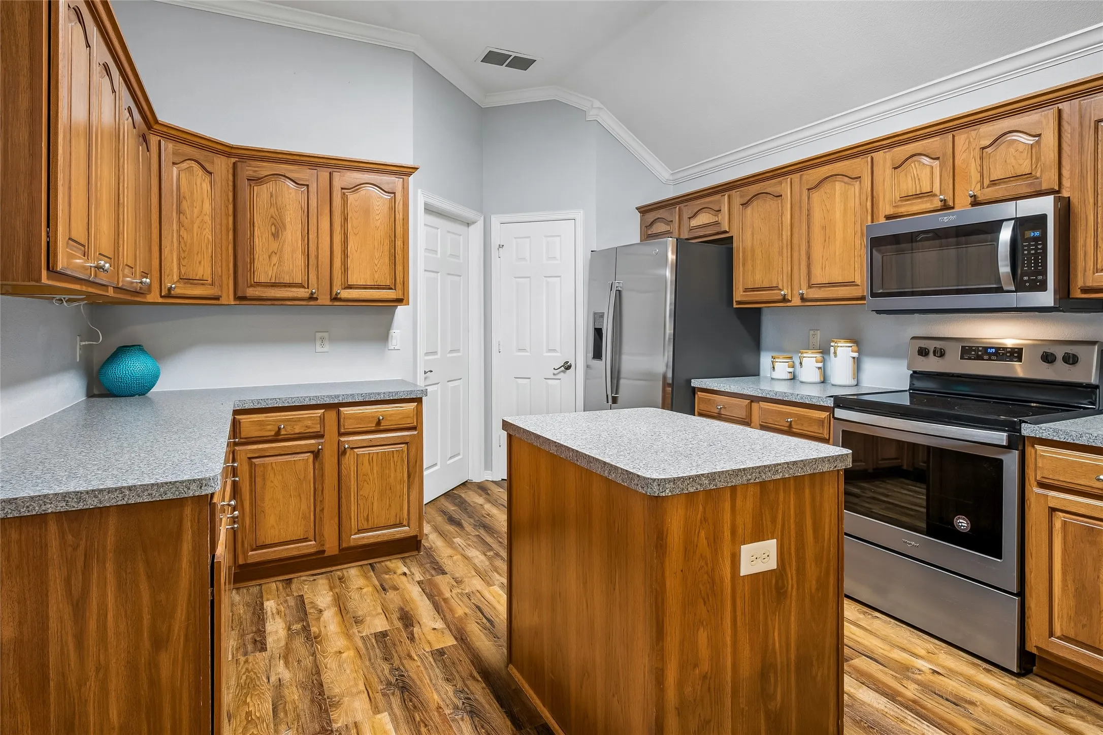 Single Family Residence For Sale in Tarrant County , 516 Hazelnut Court, Saginaw, Texas 76179, 3 Bedroom, 3 Bathroom, 2 Garage spaces, 2,304 Sqft, built in 2002, mls#21327140, Real Estate Agent in Saginaw, Homes For Sale in Tarrant county, Homes For Sale in Saginaw, Realtor in Saginaw Texas, Real Estate Brokerage Independent Realty Texas, Luminita Cordes Realtor
