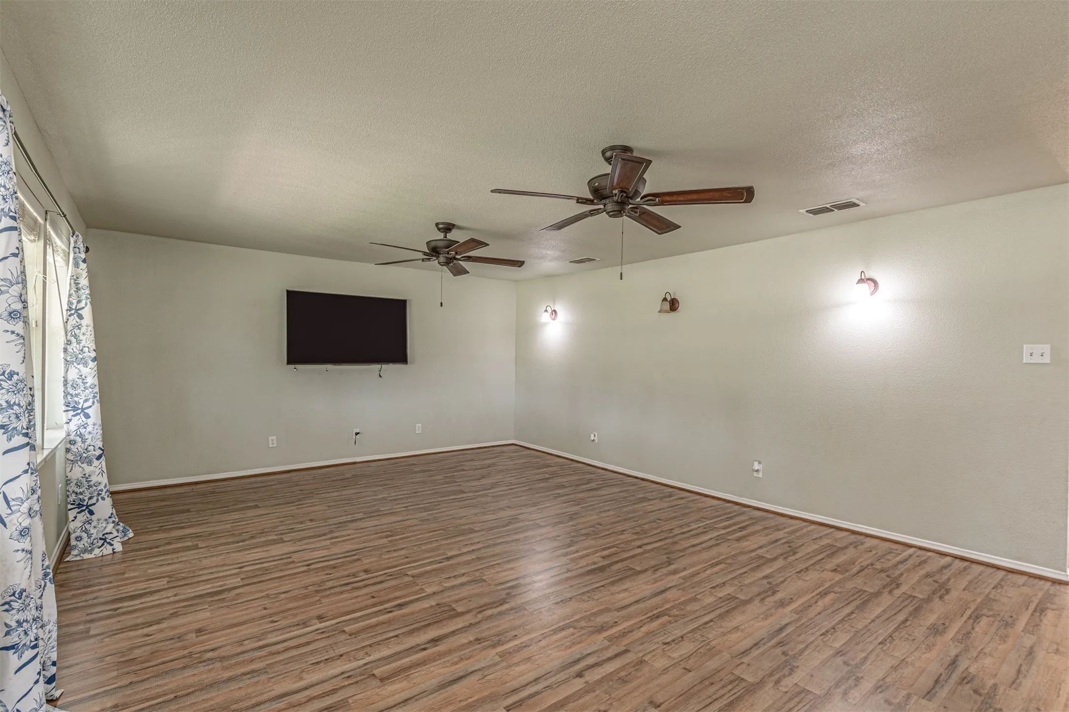 Single Family Residence For Sale in Hunt County , 2721 Fm 2649, Lone Oak, Texas 75453, 3 Bedrooms, 2 Bathrooms, 2 Garage spaces, 1,456 Sqft, built in 1983, Price $435,000, mls#21331564, Real Estate Agent in Lone Oak, Homes For Sale in Hunt county, Homes For Sale in Lone Oak, Realtor in Lone Oak Texas, Real Estate Brokerage Independent Realty Texas, Luminita Cordes Realtor