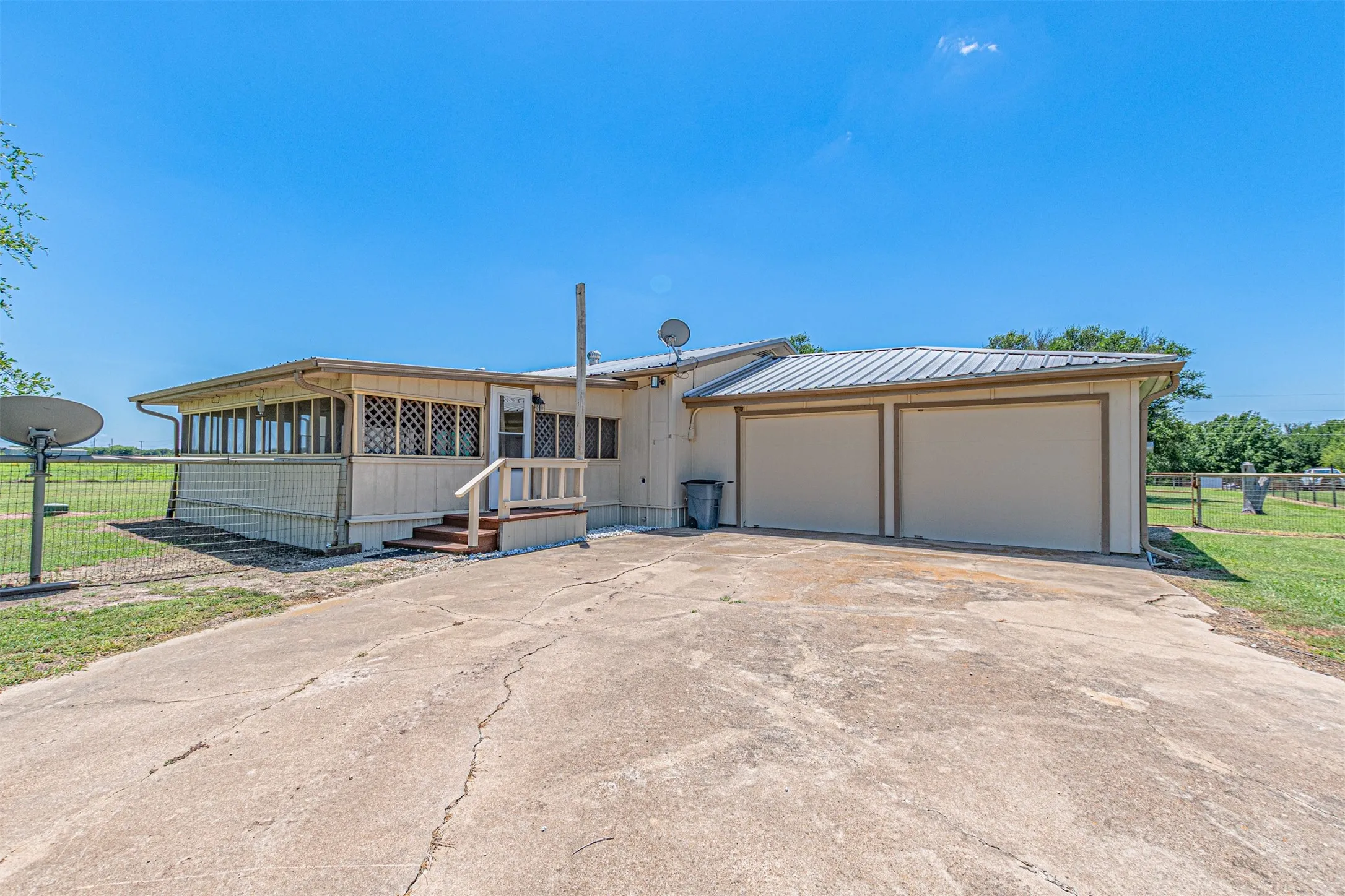 Single Family Residence For Sale in Hunt County , 2721 Fm 2649, Lone Oak, Texas 75453, 3 Bedrooms, 2 Bathrooms, 2 Garage spaces, 1,456 Sqft, built in 1983, Price $435,000, mls#21331564, Real Estate Agent in Lone Oak, Homes For Sale in Hunt county, Homes For Sale in Lone Oak, Realtor in Lone Oak Texas, Real Estate Brokerage Independent Realty Texas, Luminita Cordes Realtor