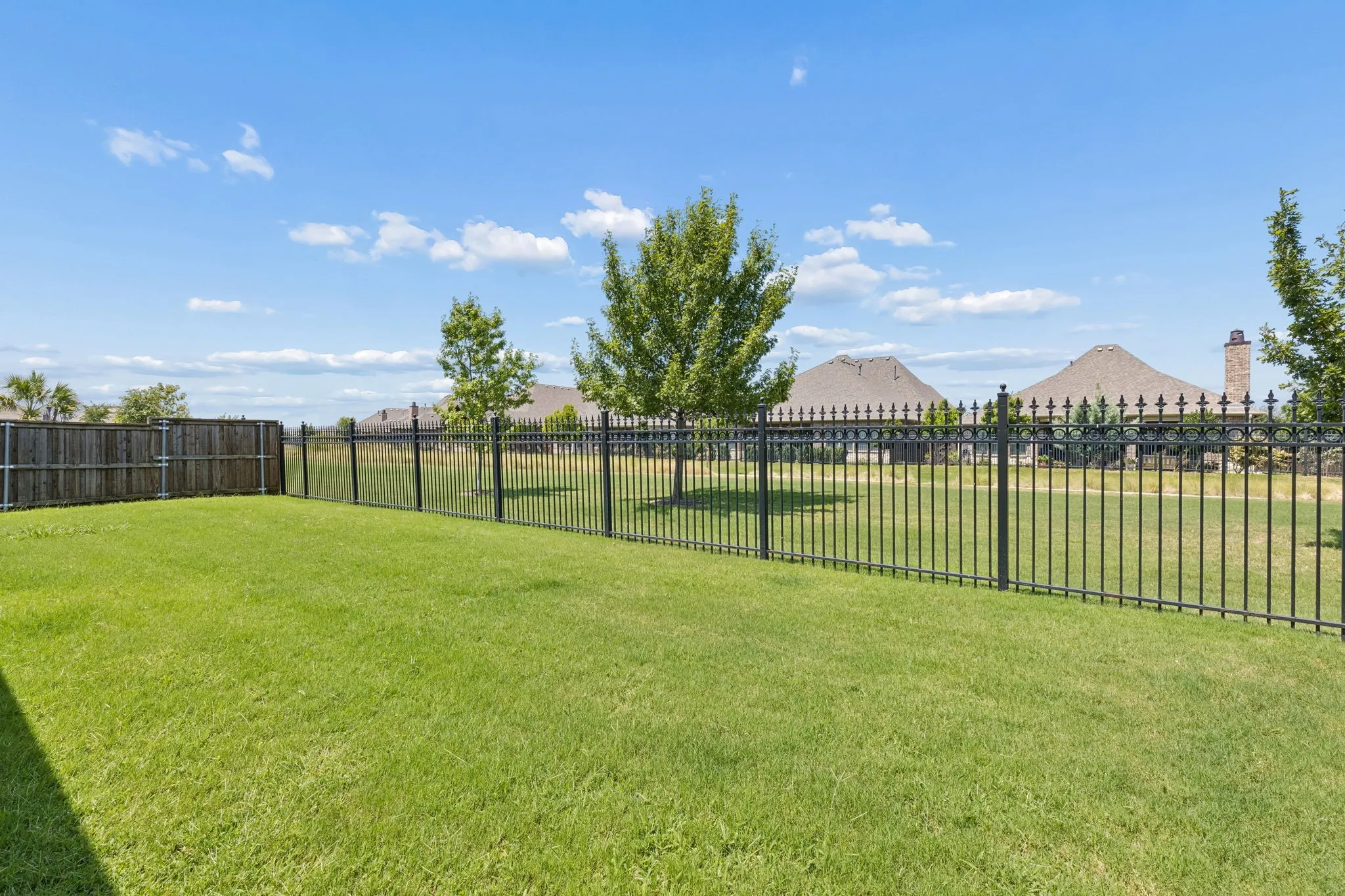 Single Family Residence For Sale in Denton County , 7812 Ivey, The Colony, Texas 75056, 5 Bedroom, 6 Bathroom, 3 Garage spaces, 4,415 Sqft, built in 2017, mls#21329564, Real Estate Agent in The Colony, Homes For Sale in Denton county, Homes For Sale in The Colony, Realtor in The Colony Texas, Real Estate Brokerage Independent Realty Texas, Luminita Cordes Realtor