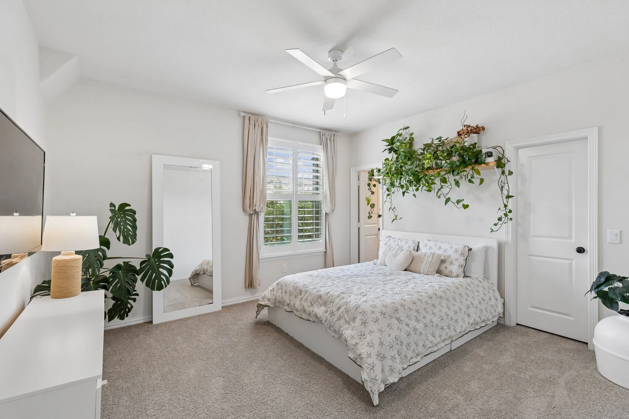 Single Family Residence For Sale in Denton County , 7812 Ivey, The Colony, Texas 75056, 5 Bedroom, 6 Bathroom, 3 Garage spaces, 4,415 Sqft, built in 2017, mls#21329564, Real Estate Agent in The Colony, Homes For Sale in Denton county, Homes For Sale in The Colony, Realtor in The Colony Texas, Real Estate Brokerage Independent Realty Texas, Luminita Cordes Realtor