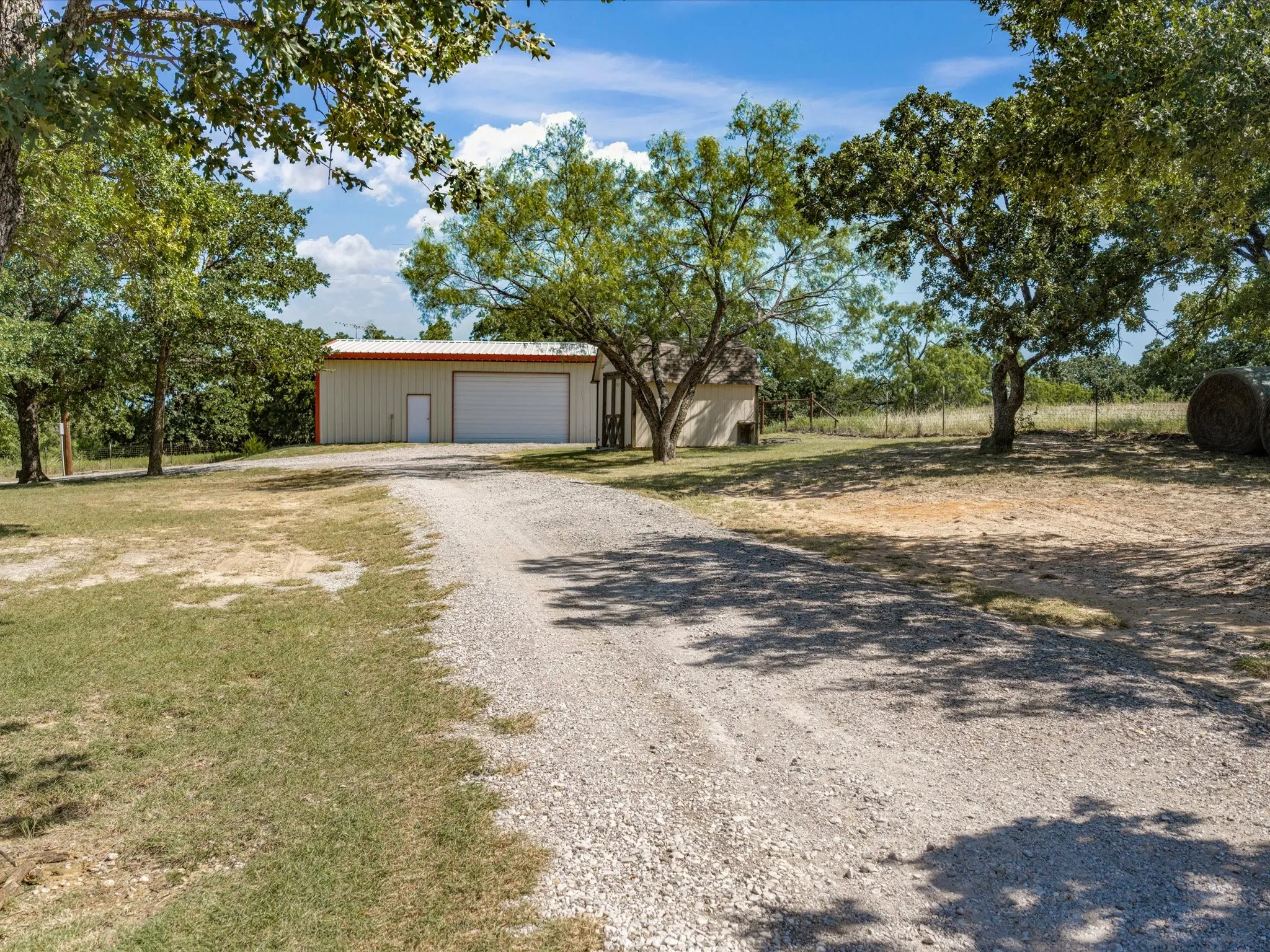 Single Family Residence For Sale in Wise County , 466 County Road 1180, Alvord, Texas 76225, 3 Bedrooms, 2 Bathrooms, 2 Garage spaces, 1,652 Sqft, built in 1996, Price $695,000, mls#21329635, Real Estate Agent in Alvord, Homes For Sale in Wise county, Homes For Sale in Alvord, Realtor in Alvord Texas, Real Estate Brokerage Independent Realty Texas, Luminita Cordes Realtor