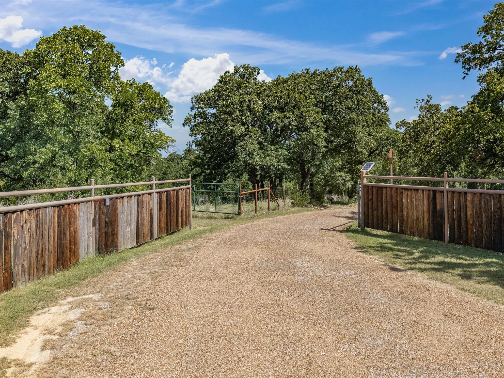 Single Family Residence For Sale in Wise County , 466 County Road 1180, Alvord, Texas 76225, 3 Bedrooms, 2 Bathrooms, 2 Garage spaces, 1,652 Sqft, built in 1996, Price $695,000, mls#21329635, Real Estate Agent in Alvord, Homes For Sale in Wise county, Homes For Sale in Alvord, Realtor in Alvord Texas, Real Estate Brokerage Independent Realty Texas, Luminita Cordes Realtor
