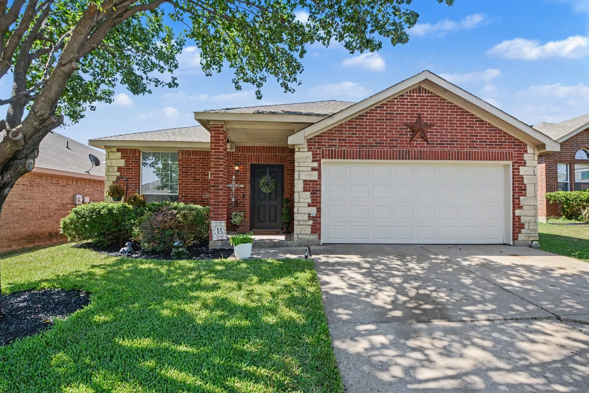 Single Family Residence For Sale in Tarrant County , 4932 Spur Ridge Court, Fort Worth, Texas 76244, 4 Bedroom, 2 Bathroom, 2 Garage spaces, 2,002 Sqft, built in 2002, mls#21331707, Real Estate Agent in Fort Worth, Homes For Sale in Tarrant county, Homes For Sale in Fort Worth, Realtor in Fort Worth Texas, Real Estate Brokerage Independent Realty Texas, Luminita Cordes Realtor