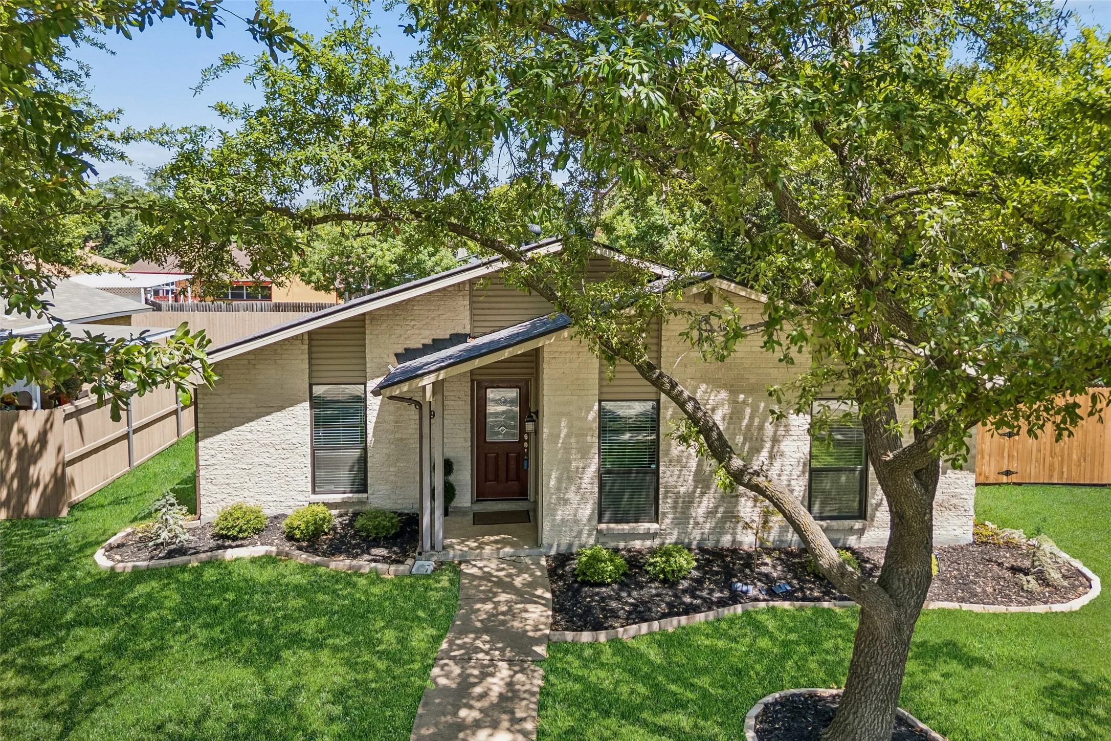 Single Family Residence For Sale in Denton County , 5069 Aztec Drive, The Colony, Texas 75056, 3 Bedroom, 2 Bathroom, 2 Garage spaces, 1,699 Sqft, built in 1974, mls#21314039, Real Estate Agent in The Colony, Homes For Sale in Denton county, Homes For Sale in The Colony, Realtor in The Colony Texas, Real Estate Brokerage Independent Realty Texas, Luminita Cordes Realtor
