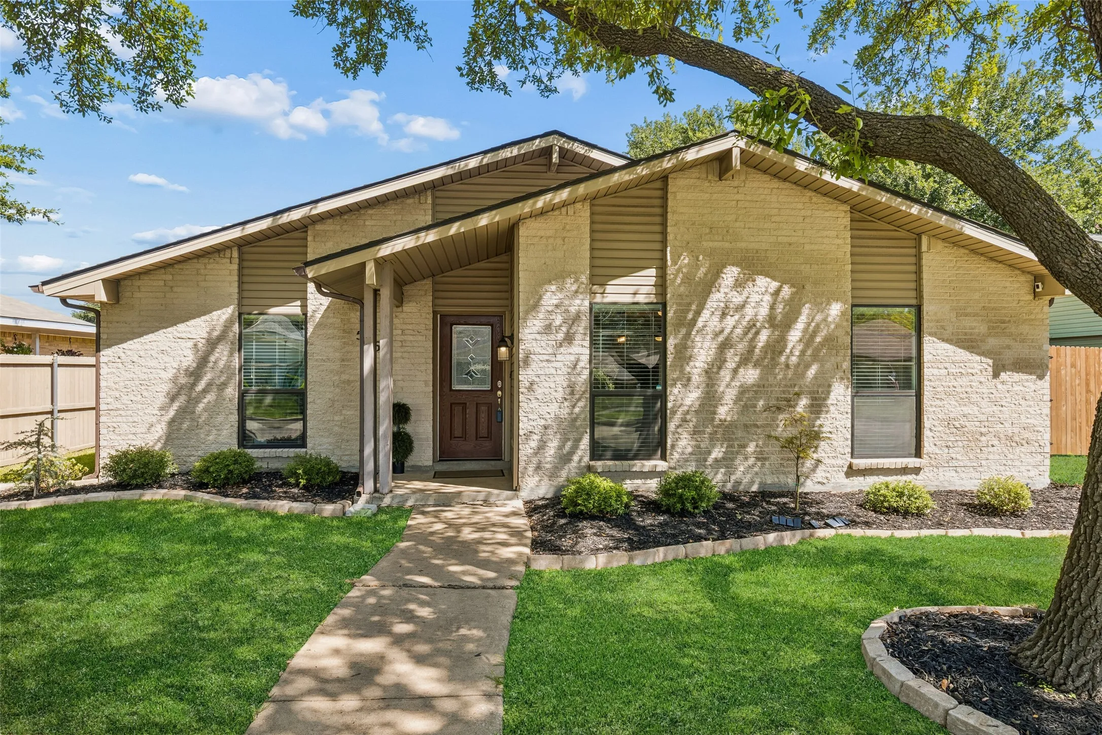 Single Family Residence For Sale in Denton County , 5069 Aztec Drive, The Colony, Texas 75056, 3 Bedroom, 2 Bathroom, 2 Garage spaces, 1,699 Sqft, built in 1974, mls#21314039, Real Estate Agent in The Colony, Homes For Sale in Denton county, Homes For Sale in The Colony, Realtor in The Colony Texas, Real Estate Brokerage Independent Realty Texas, Luminita Cordes Realtor
