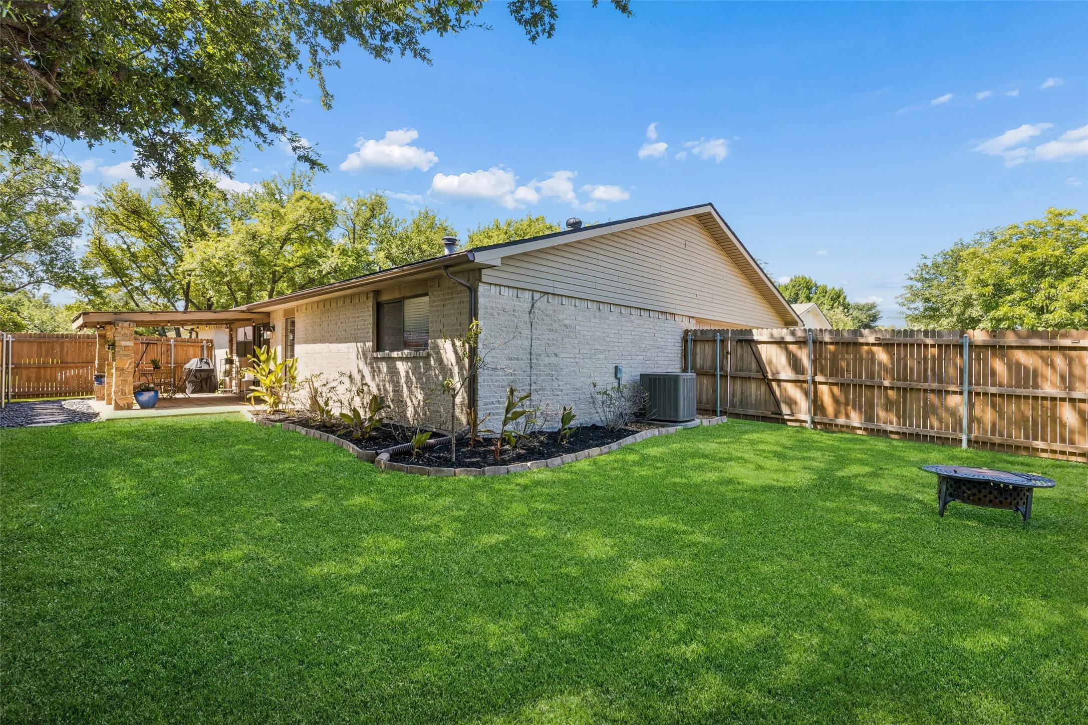 Single Family Residence For Sale in Denton County , 5069 Aztec Drive, The Colony, Texas 75056, 3 Bedroom, 2 Bathroom, 2 Garage spaces, 1,699 Sqft, built in 1974, mls#21314039, Real Estate Agent in The Colony, Homes For Sale in Denton county, Homes For Sale in The Colony, Realtor in The Colony Texas, Real Estate Brokerage Independent Realty Texas, Luminita Cordes Realtor
