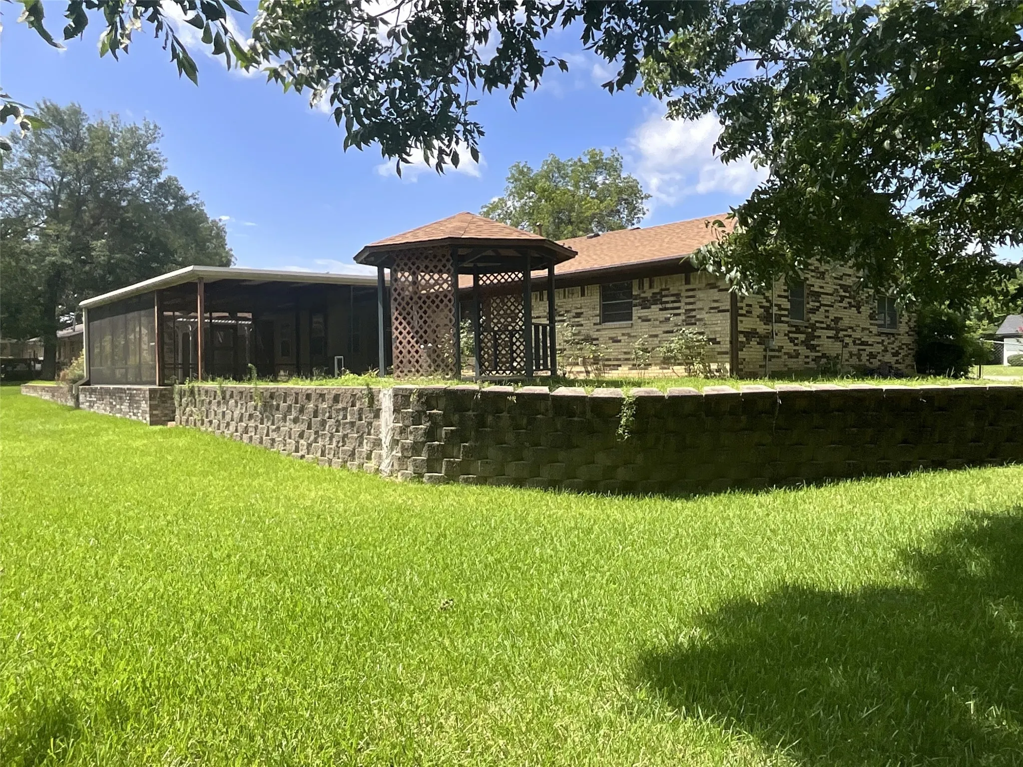 Single Family Residence For Rent in Van Zandt County , 530 Hilliard Drive, Canton, Texas 75103, 4 Bedroom, 3 Bathroom, 2 Garage spaces, 2,713 Sqft, built in 1979, mls#21329889, Real Estate Agent in Canton, Homes For Rent in Van Zandt county, Homes For Rent in Canton, Realtor in Canton Texas, Real Estate Brokerage Independent Realty Texas, Luminita Cordes Realtor