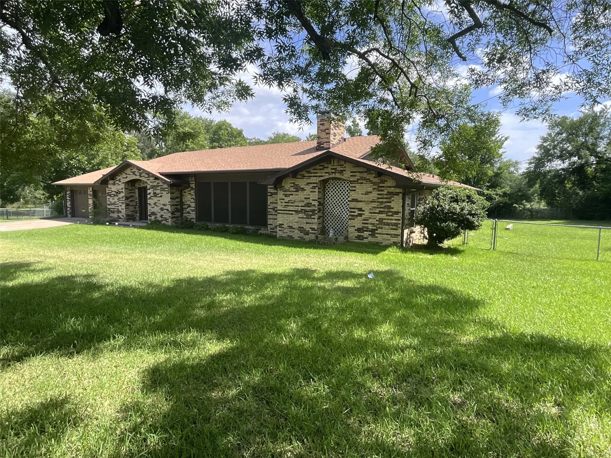 Single Family Residence For Rent in Van Zandt County , 530 Hilliard Drive, Canton, Texas 75103, 4 Bedroom, 3 Bathroom, 2 Garage spaces, 2,713 Sqft, built in 1979, mls#21329889, Real Estate Agent in Canton, Homes For Rent in Van Zandt county, Homes For Rent in Canton, Realtor in Canton Texas, Real Estate Brokerage Independent Realty Texas, Luminita Cordes Realtor