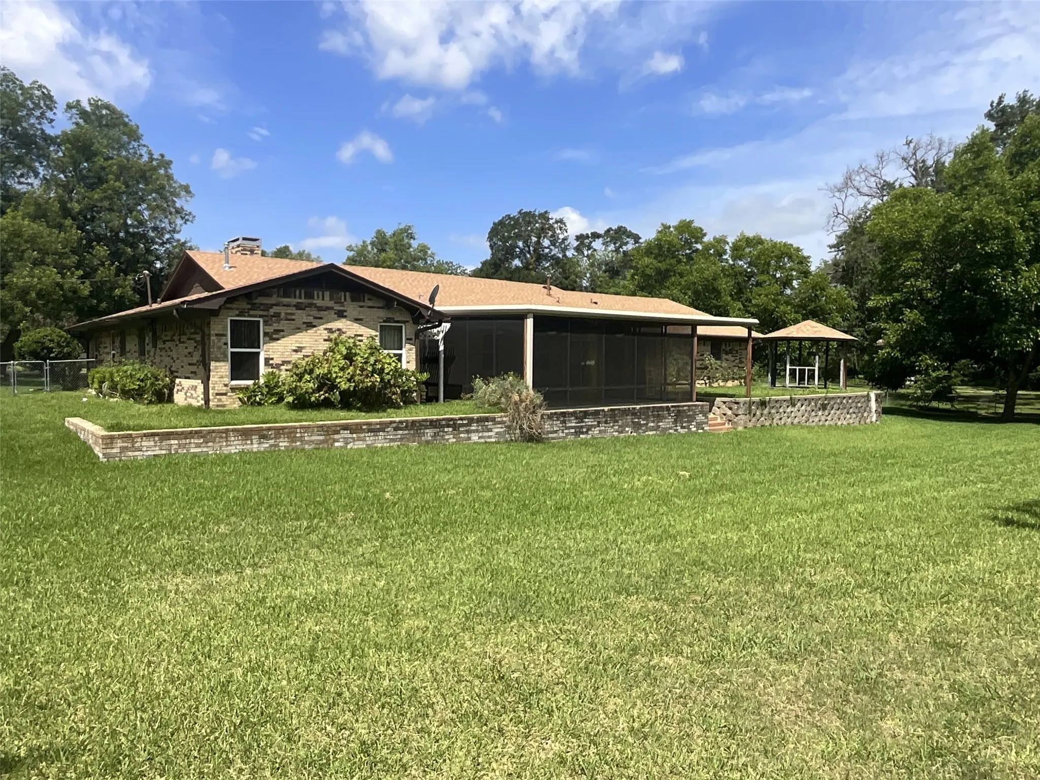 Single Family Residence For Rent in Van Zandt County , 530 Hilliard Drive, Canton, Texas 75103, 4 Bedroom, 3 Bathroom, 2 Garage spaces, 2,713 Sqft, built in 1979, mls#21329889, Real Estate Agent in Canton, Homes For Rent in Van Zandt county, Homes For Rent in Canton, Realtor in Canton Texas, Real Estate Brokerage Independent Realty Texas, Luminita Cordes Realtor
