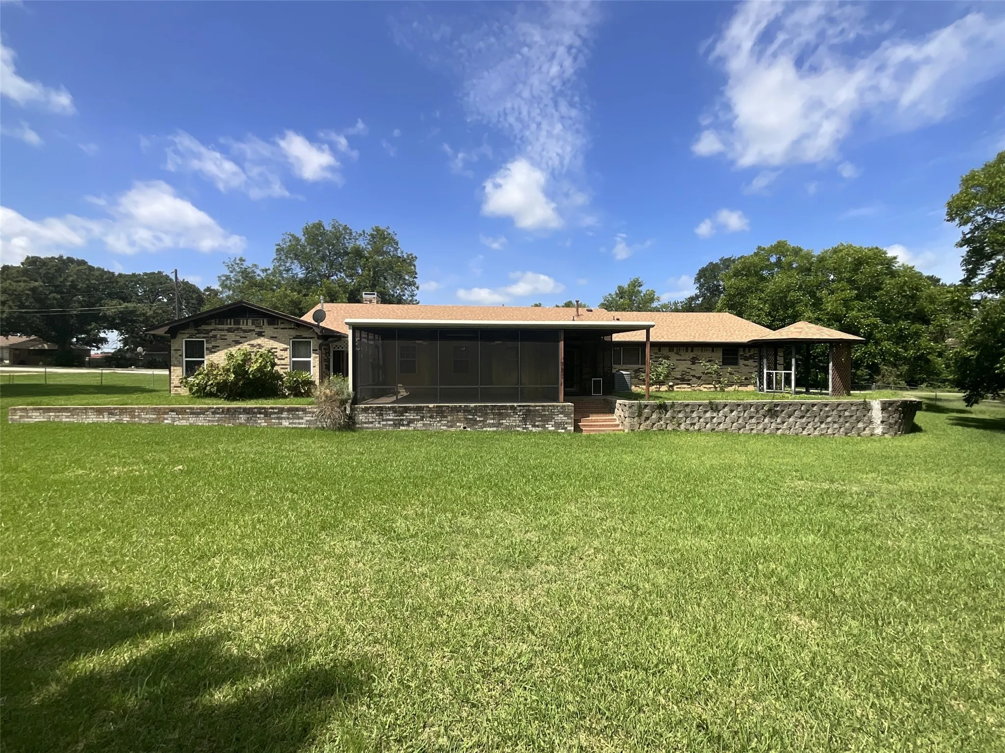 Single Family Residence For Rent in Van Zandt County , 530 Hilliard Drive, Canton, Texas 75103, 4 Bedroom, 3 Bathroom, 2 Garage spaces, 2,713 Sqft, built in 1979, mls#21329889, Real Estate Agent in Canton, Homes For Rent in Van Zandt county, Homes For Rent in Canton, Realtor in Canton Texas, Real Estate Brokerage Independent Realty Texas, Luminita Cordes Realtor