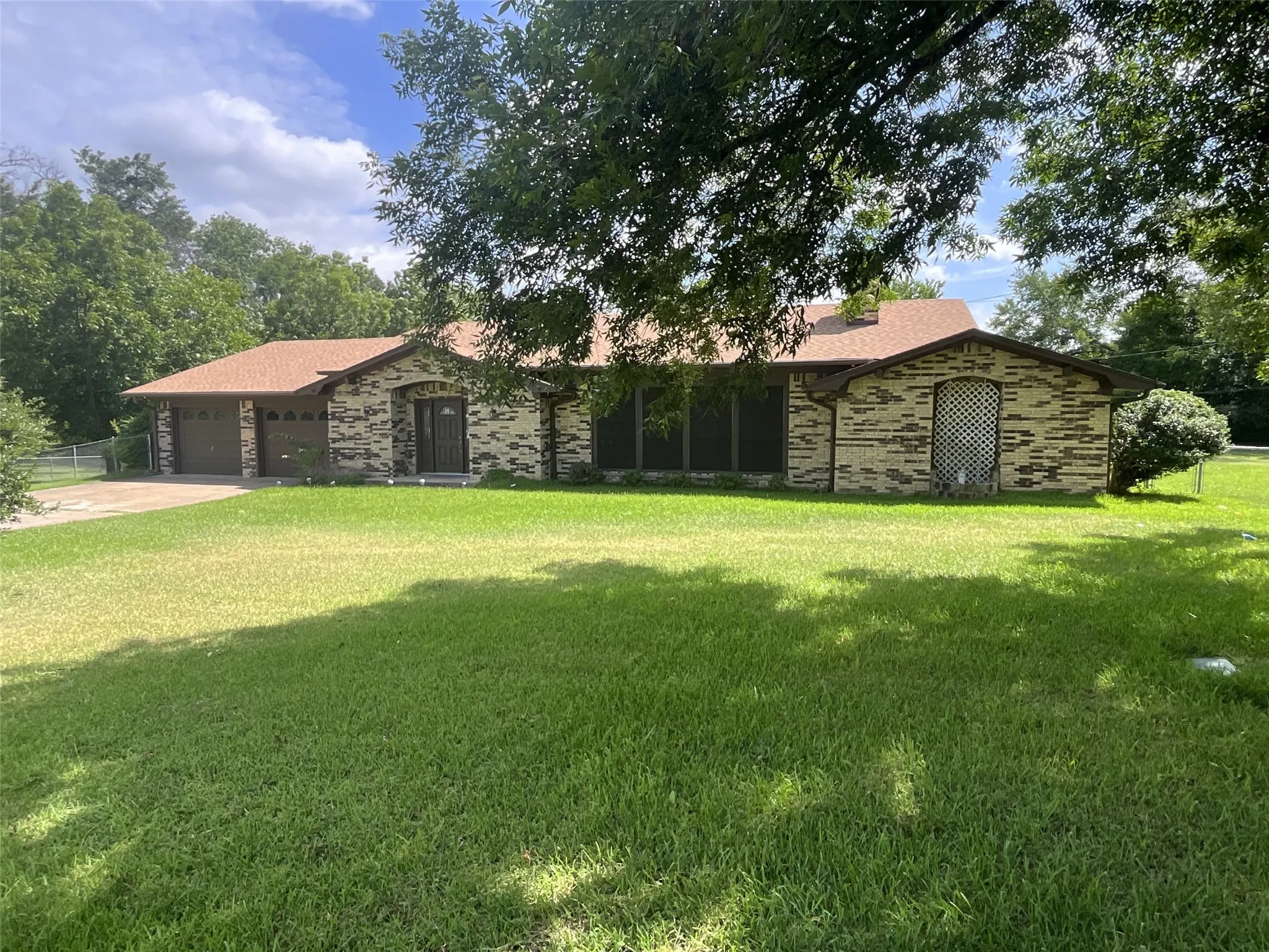 Single Family Residence For Rent in Van Zandt County , 530 Hilliard Drive, Canton, Texas 75103, 4 Bedroom, 3 Bathroom, 2 Garage spaces, 2,713 Sqft, built in 1979, mls#21329889, Real Estate Agent in Canton, Homes For Rent in Van Zandt county, Homes For Rent in Canton, Realtor in Canton Texas, Real Estate Brokerage Independent Realty Texas, Luminita Cordes Realtor