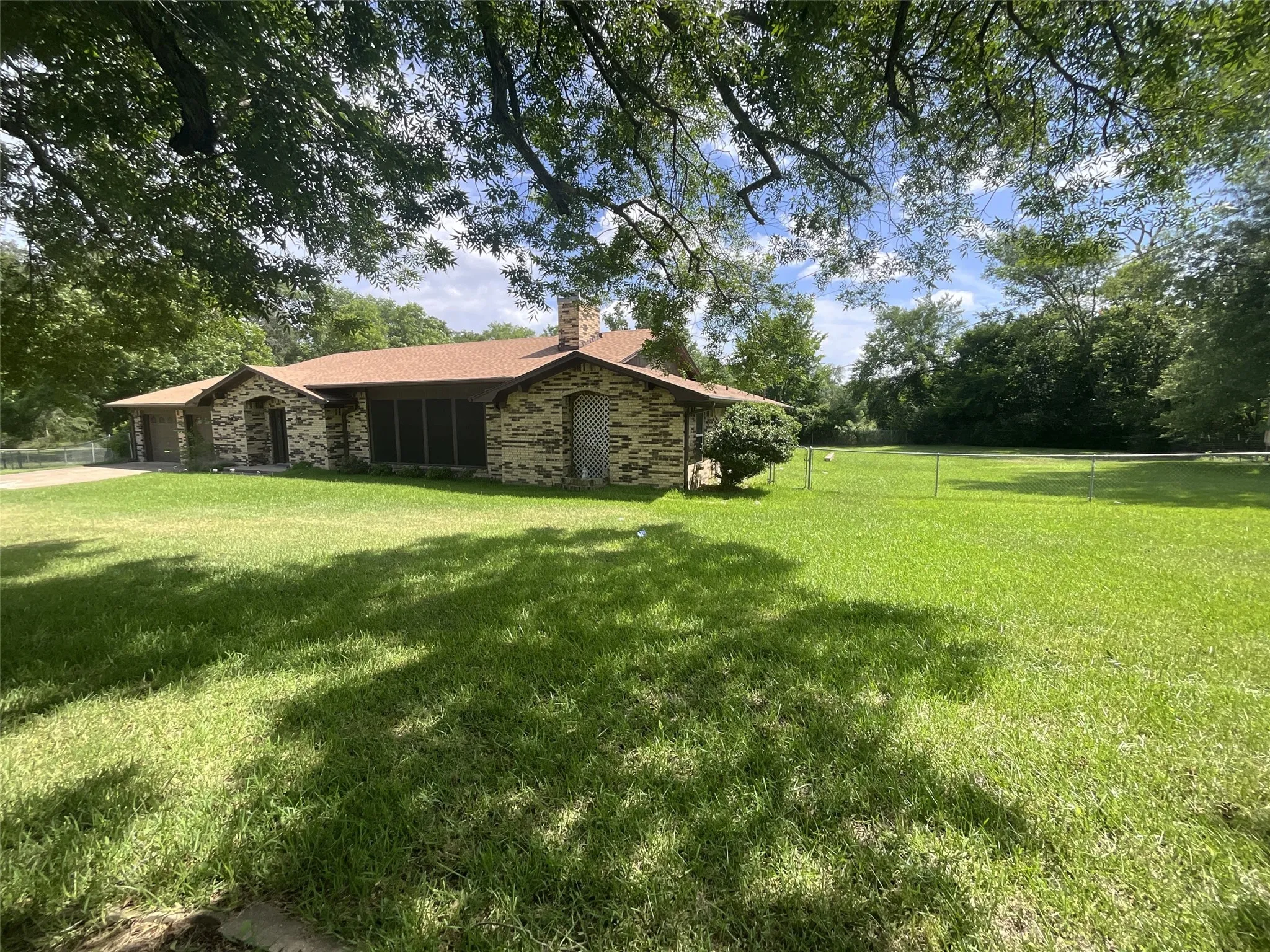 Single Family Residence For Rent in Van Zandt County , 530 Hilliard Drive, Canton, Texas 75103, 4 Bedroom, 3 Bathroom, 2 Garage spaces, 2,713 Sqft, built in 1979, mls#21329889, Real Estate Agent in Canton, Homes For Rent in Van Zandt county, Homes For Rent in Canton, Realtor in Canton Texas, Real Estate Brokerage Independent Realty Texas, Luminita Cordes Realtor