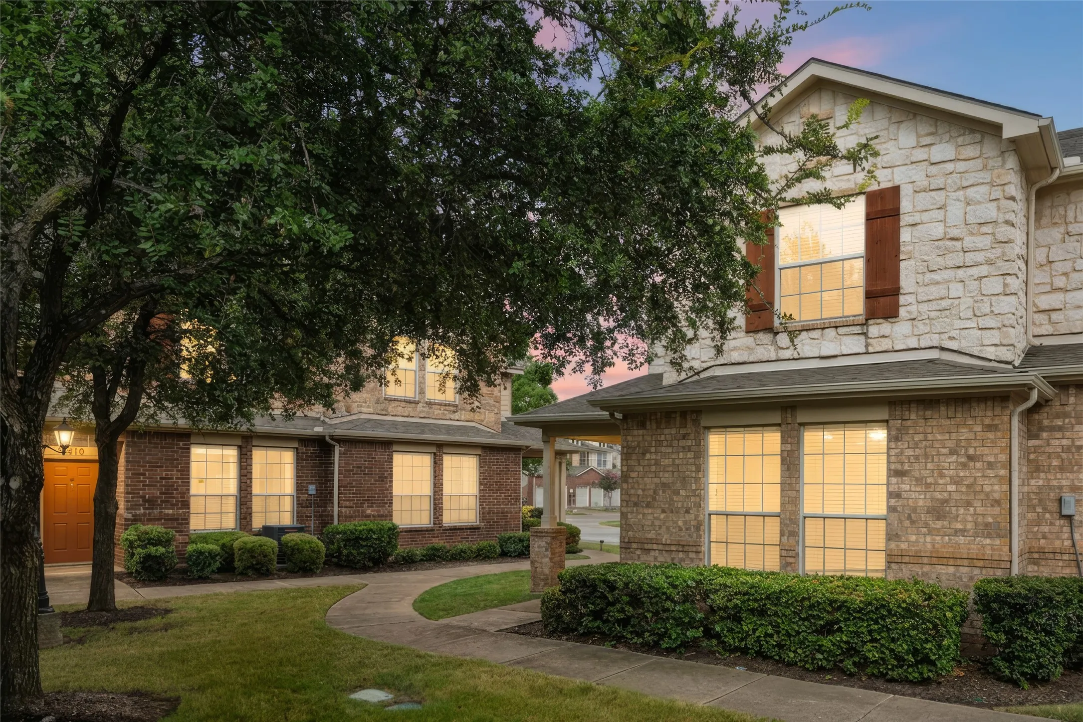 Townhouse For Sale in Dallas County , 2722 Hyde Park Drive, Grand Prairie, Texas 75050, 2 Bedroom, 3 Bathroom, 2 Garage spaces, 1,616 Sqft, built in 2005, mls#21297382, Real Estate Agent in Grand Prairie, Homes For Sale in Dallas county, Homes For Sale in Grand Prairie, Realtor in Grand Prairie Texas, Real Estate Brokerage Independent Realty Texas, Luminita Cordes Realtor