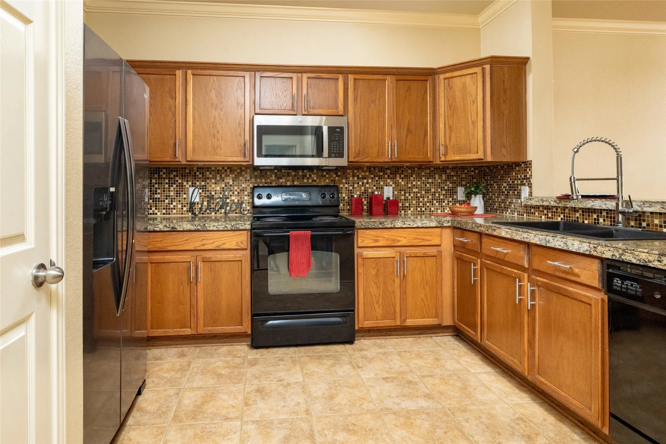 Kitchen with Lots of Cabinets & Countertop Space...