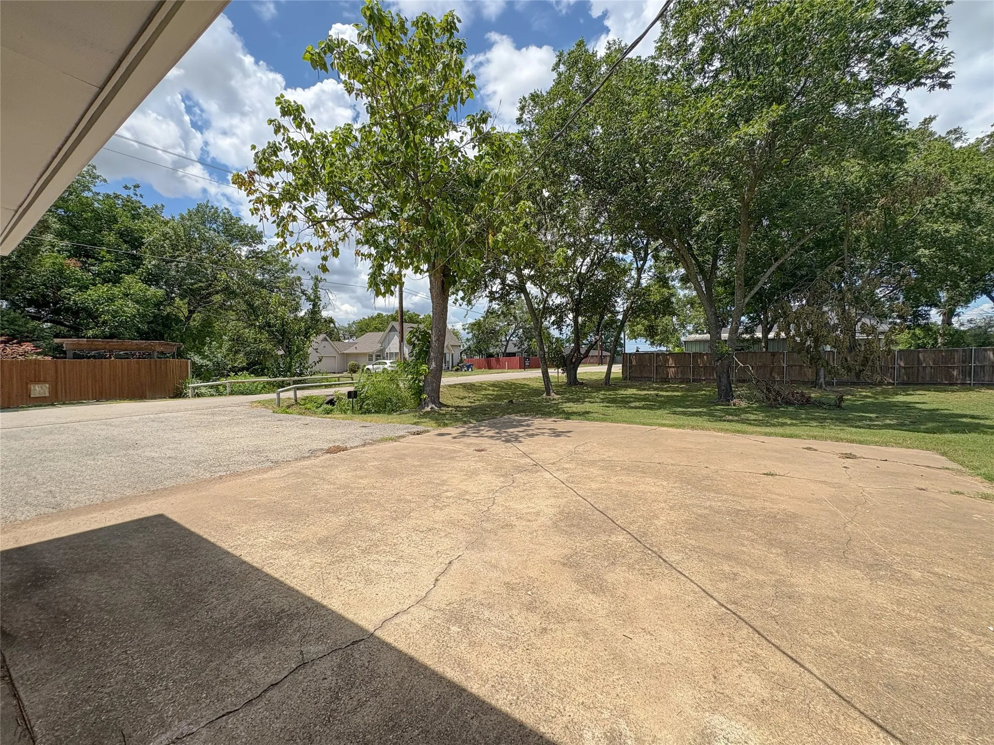 Single Family Residence For Rent in Collin County , 511 W Walnut Street, Celina, Texas 75009, 3 Bedrooms, 2 Bathrooms, 2 Garage spaces, 2,030 Sqft, built in 1970, Price $2,200, mls#21331155, Real Estate Agent in Celina, Homes For Rent in Collin county, Homes For Rent in Celina, Realtor in Celina Texas, Real Estate Brokerage Independent Realty Texas, Luminita Cordes Realtor