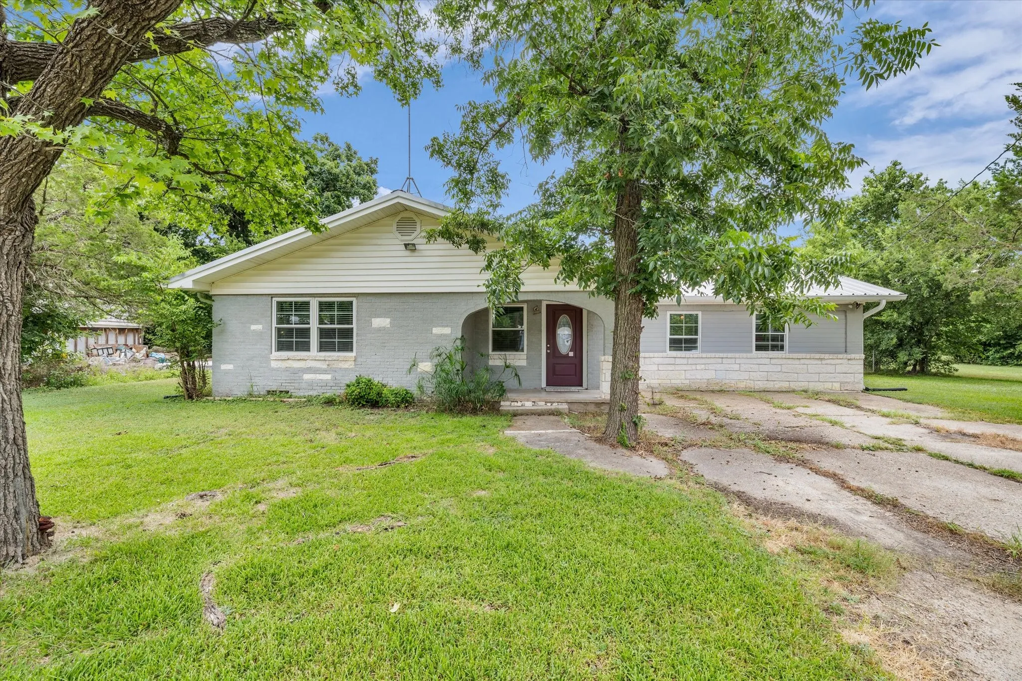 Single Family Residence For Sale in Mc Lennan County , 610 E Limestone Avenue, Mart, Texas 76664, 3 Bedrooms, 2 Bathrooms, Garage spaces, 1,624 Sqft, built in 1959, Price $245,000, mls#21321914, Real Estate Agent in Mart, Homes For Sale in Mc Lennan county, Homes For Sale in Mart, Realtor in Mart Texas, Real Estate Brokerage Independent Realty Texas, Luminita Cordes Realtor
