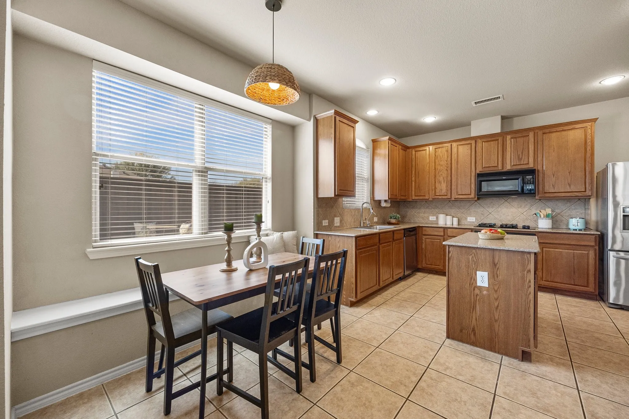 Single Family Residence For Sale in Denton County , 8492 Liverpool Lane, Frisco, Texas 75036, 4 Bedroom, 4 Bathroom, 2 Garage spaces, 3,263 Sqft, built in 2005, mls#21331727, Real Estate Agent in Frisco, Homes For Sale in Denton county, Homes For Sale in Frisco, Realtor in Frisco Texas, Real Estate Brokerage Independent Realty Texas, Luminita Cordes Realtor