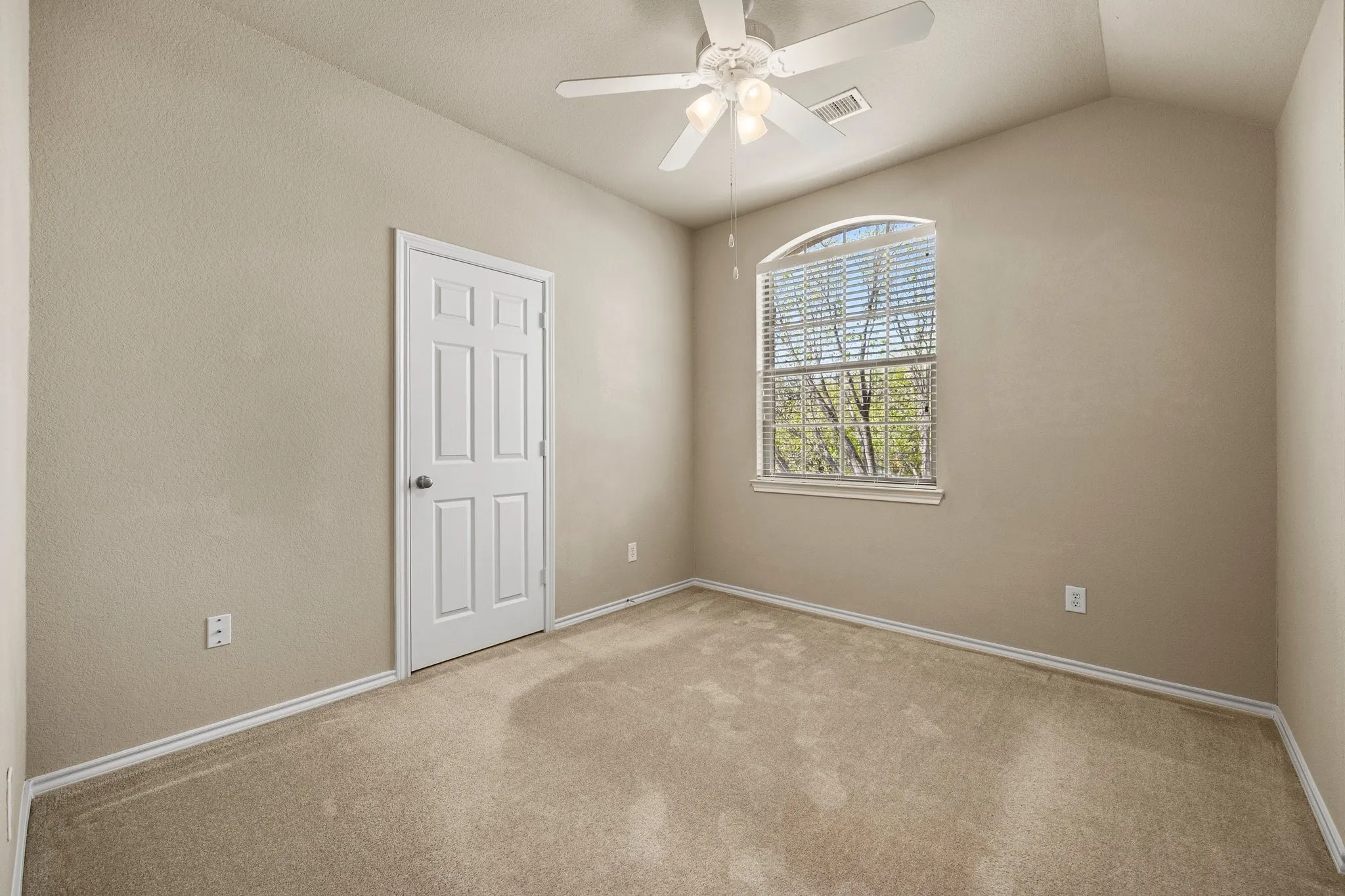 Single Family Residence For Sale in Denton County , 8492 Liverpool Lane, Frisco, Texas 75036, 4 Bedroom, 4 Bathroom, 2 Garage spaces, 3,263 Sqft, built in 2005, mls#21331727, Real Estate Agent in Frisco, Homes For Sale in Denton county, Homes For Sale in Frisco, Realtor in Frisco Texas, Real Estate Brokerage Independent Realty Texas, Luminita Cordes Realtor