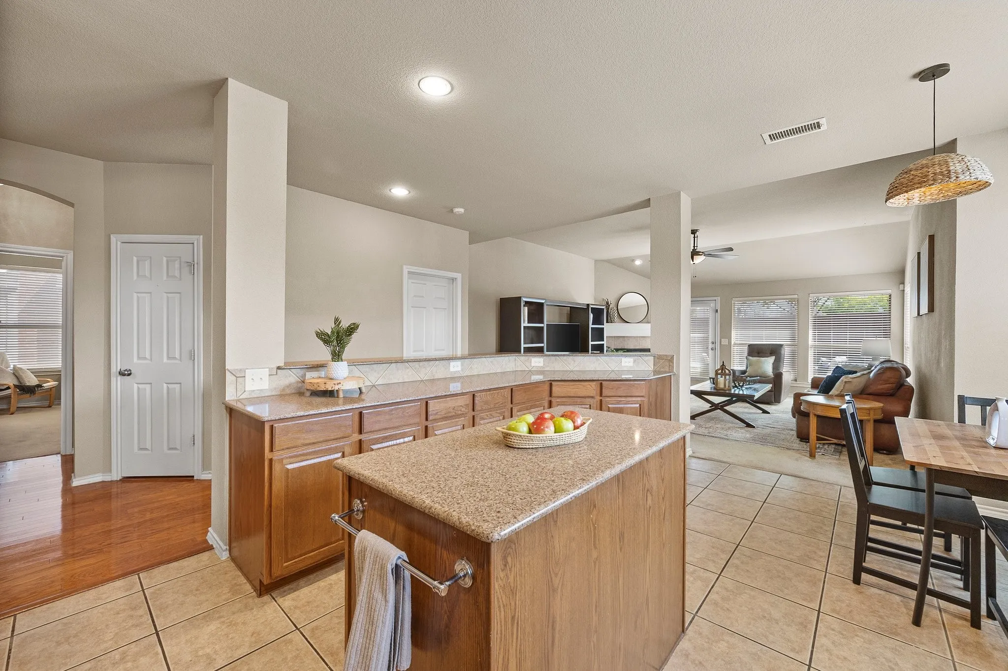 Single Family Residence For Sale in Denton County , 8492 Liverpool Lane, Frisco, Texas 75036, 4 Bedroom, 4 Bathroom, 2 Garage spaces, 3,263 Sqft, built in 2005, mls#21331727, Real Estate Agent in Frisco, Homes For Sale in Denton county, Homes For Sale in Frisco, Realtor in Frisco Texas, Real Estate Brokerage Independent Realty Texas, Luminita Cordes Realtor