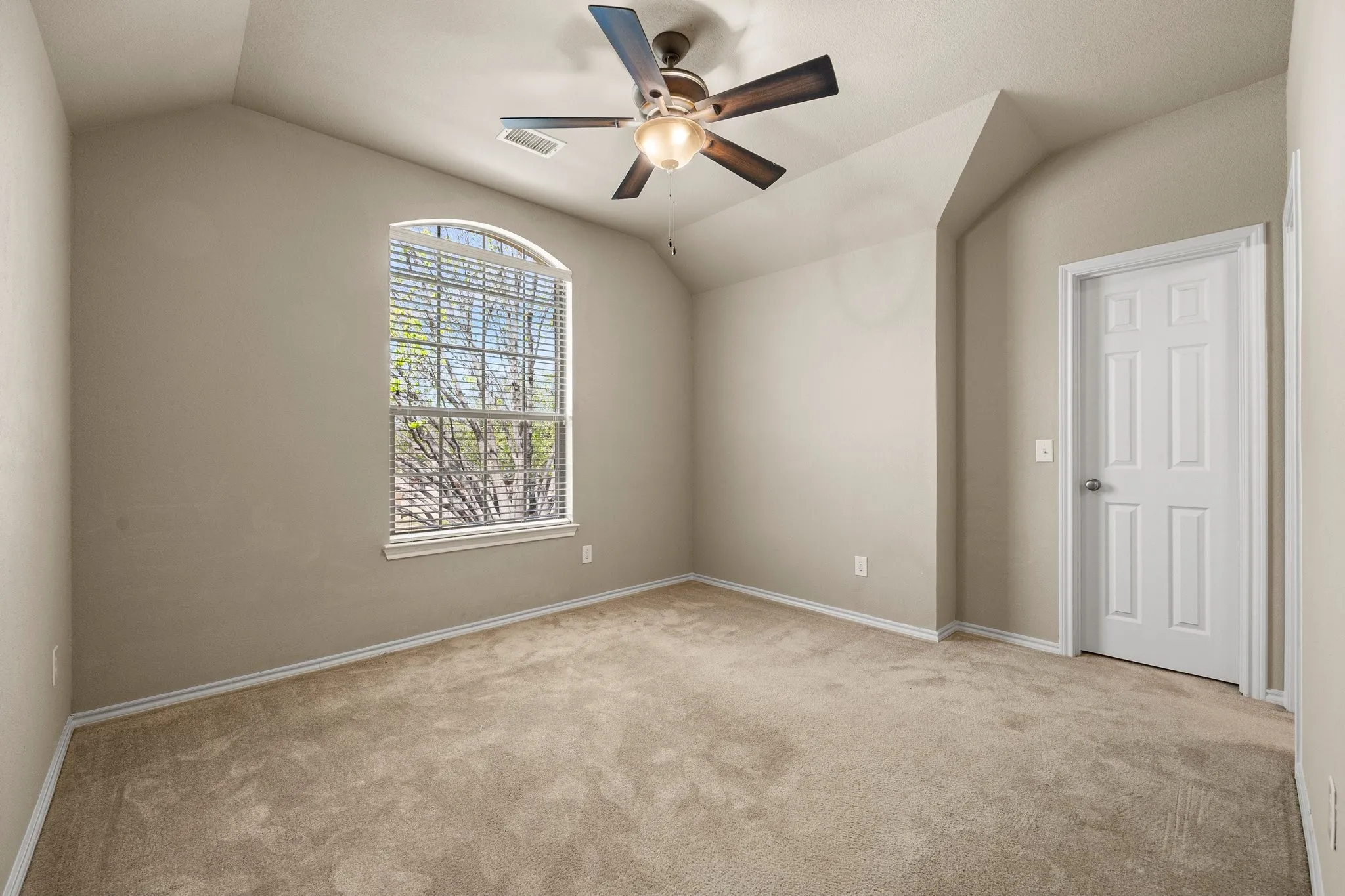Single Family Residence For Sale in Denton County , 8492 Liverpool Lane, Frisco, Texas 75036, 4 Bedroom, 4 Bathroom, 2 Garage spaces, 3,263 Sqft, built in 2005, mls#21331727, Real Estate Agent in Frisco, Homes For Sale in Denton county, Homes For Sale in Frisco, Realtor in Frisco Texas, Real Estate Brokerage Independent Realty Texas, Luminita Cordes Realtor