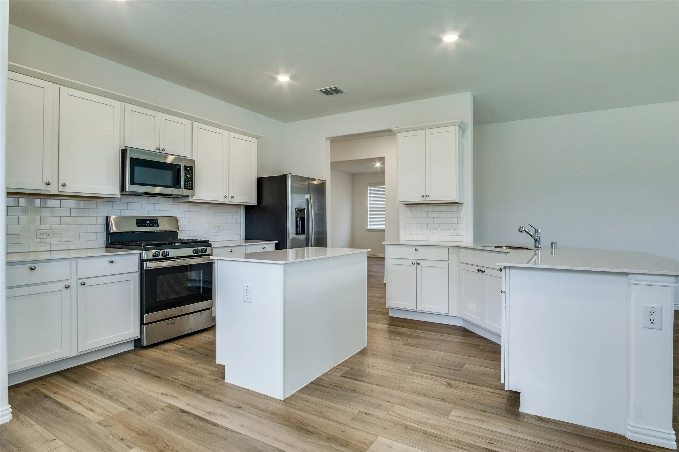 Single Family Residence For Rent in Tarrant County , 1228 Almond Road, Azle, Texas 76020, 4 Bedroom, 2 Bathroom, 2 Garage spaces, 1,996 Sqft, built in 2023, mls#21328391, Real Estate Agent in Azle, Homes For Rent in Tarrant county, Homes For Rent in Azle, Realtor in Azle Texas, Real Estate Brokerage Independent Realty Texas, Luminita Cordes Realtor