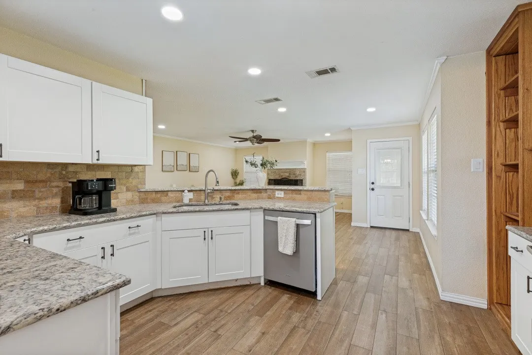 Single Family Residence For Sale in Tarrant County , 4220 Canyon Trail, Lake Worth, Texas 76135, 4 Bedroom, 3 Bathroom, 2 Garage spaces, 2,290 Sqft, built in 2005, mls#21328303, Real Estate Agent in Lake Worth, Homes For Sale in Tarrant county, Homes For Sale in Lake Worth, Realtor in Lake Worth Texas, Real Estate Brokerage Independent Realty Texas, Luminita Cordes Realtor