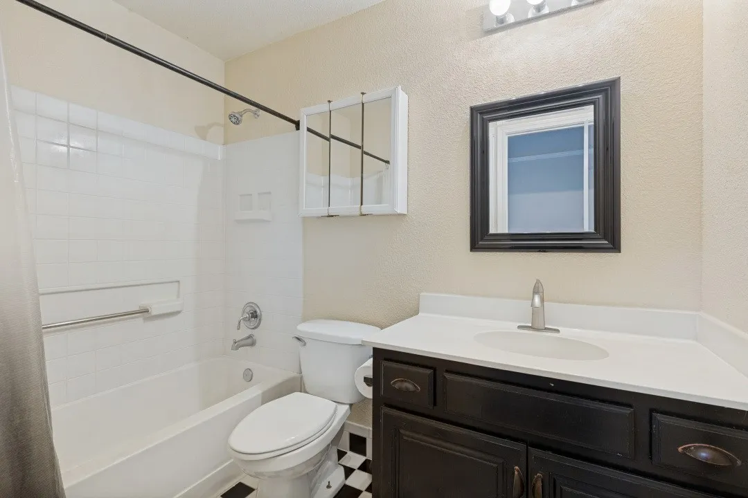 Single Family Residence For Sale in Tarrant County , 4220 Canyon Trail, Lake Worth, Texas 76135, 4 Bedroom, 3 Bathroom, 2 Garage spaces, 2,290 Sqft, built in 2005, mls#21328303, Real Estate Agent in Lake Worth, Homes For Sale in Tarrant county, Homes For Sale in Lake Worth, Realtor in Lake Worth Texas, Real Estate Brokerage Independent Realty Texas, Luminita Cordes Realtor