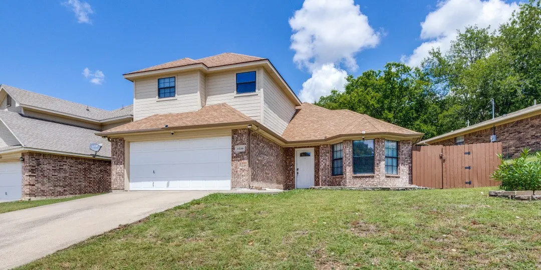 Single Family Residence For Sale in Tarrant County , 4220 Canyon Trail, Lake Worth, Texas 76135, 4 Bedroom, 3 Bathroom, 2 Garage spaces, 2,290 Sqft, built in 2005, mls#21328303, Real Estate Agent in Lake Worth, Homes For Sale in Tarrant county, Homes For Sale in Lake Worth, Realtor in Lake Worth Texas, Real Estate Brokerage Independent Realty Texas, Luminita Cordes Realtor