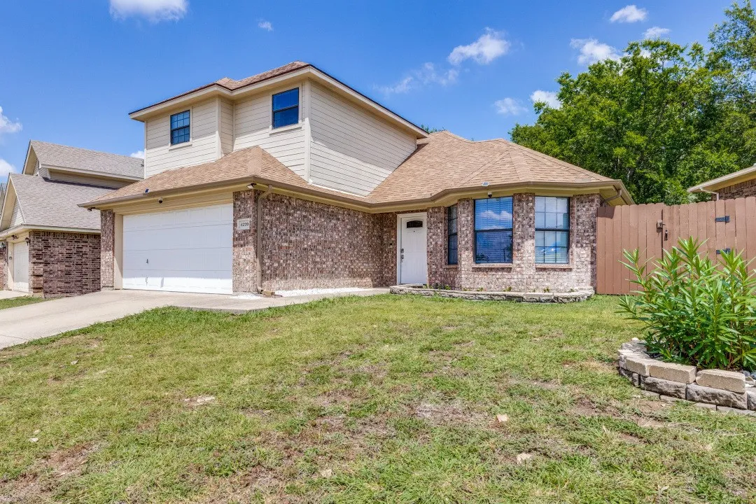Single Family Residence For Sale in Tarrant County , 4220 Canyon Trail, Lake Worth, Texas 76135, 4 Bedroom, 3 Bathroom, 2 Garage spaces, 2,290 Sqft, built in 2005, mls#21328303, Real Estate Agent in Lake Worth, Homes For Sale in Tarrant county, Homes For Sale in Lake Worth, Realtor in Lake Worth Texas, Real Estate Brokerage Independent Realty Texas, Luminita Cordes Realtor