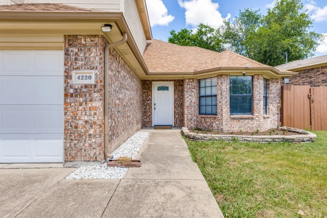 Single Family Residence For Sale in Tarrant County , 4220 Canyon Trail, Lake Worth, Texas 76135, 4 Bedroom, 3 Bathroom, 2 Garage spaces, 2,290 Sqft, built in 2005, mls#21328303, Real Estate Agent in Lake Worth, Homes For Sale in Tarrant county, Homes For Sale in Lake Worth, Realtor in Lake Worth Texas, Real Estate Brokerage Independent Realty Texas, Luminita Cordes Realtor