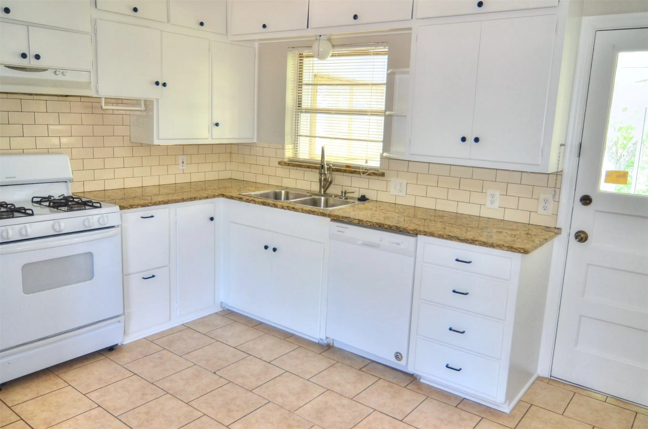 Single Family Residence For Rent in Dallas County , 11015 Visalia Drive, Dallas, Texas 75228, 3 Bedroom, 2 Bathroom, Garage spaces, 1,417 Sqft, built in 1953, mls#21331747, Real Estate Agent in Dallas, Homes For Rent in Dallas county, Homes For Rent in Dallas, Realtor in Dallas Texas, Real Estate Brokerage Independent Realty Texas, Luminita Cordes Realtor