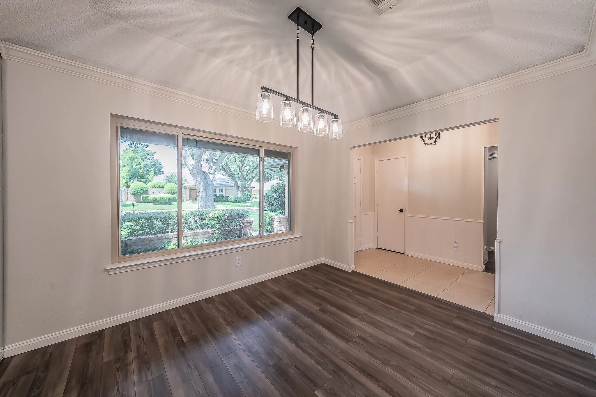 Great space for the office, playroom ,foramal dinning or second living area.