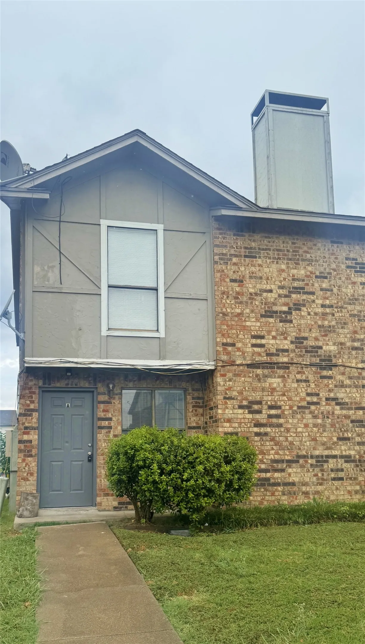 Apartment For Rent in Dallas County , 2817 Wimbledon Court A, Garland, Texas 75041, 2 Bedroom, 2 Bathroom, Garage spaces, 1,040 Sqft, built in 1986, mls#21331756, Real Estate Agent in Garland, Homes For Rent in Dallas county, Homes For Rent in Garland, Realtor in Garland Texas, Real Estate Brokerage Independent Realty Texas, Luminita Cordes Realtor