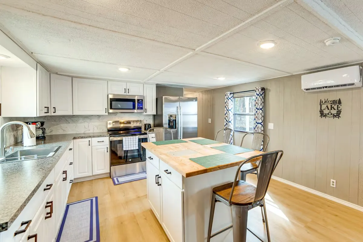 Mobile Home For Sale in Henderson County , 101 Crocker Drive, Malakoff, Texas 75148, 2 Bedroom, 2 Bathroom, Garage spaces, 980 Sqft, built in 0, mls#21331719, Real Estate Agent in Malakoff, Homes For Sale in Henderson county, Homes For Sale in Malakoff, Realtor in Malakoff Texas, Real Estate Brokerage Independent Realty Texas, Luminita Cordes Realtor
