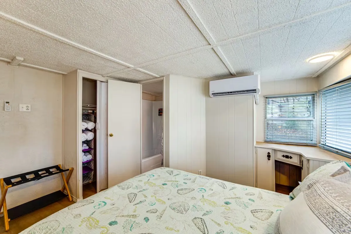 Mobile Home For Sale in Henderson County , 101 Crocker Drive, Malakoff, Texas 75148, 2 Bedroom, 2 Bathroom, Garage spaces, 980 Sqft, built in 0, mls#21331719, Real Estate Agent in Malakoff, Homes For Sale in Henderson county, Homes For Sale in Malakoff, Realtor in Malakoff Texas, Real Estate Brokerage Independent Realty Texas, Luminita Cordes Realtor