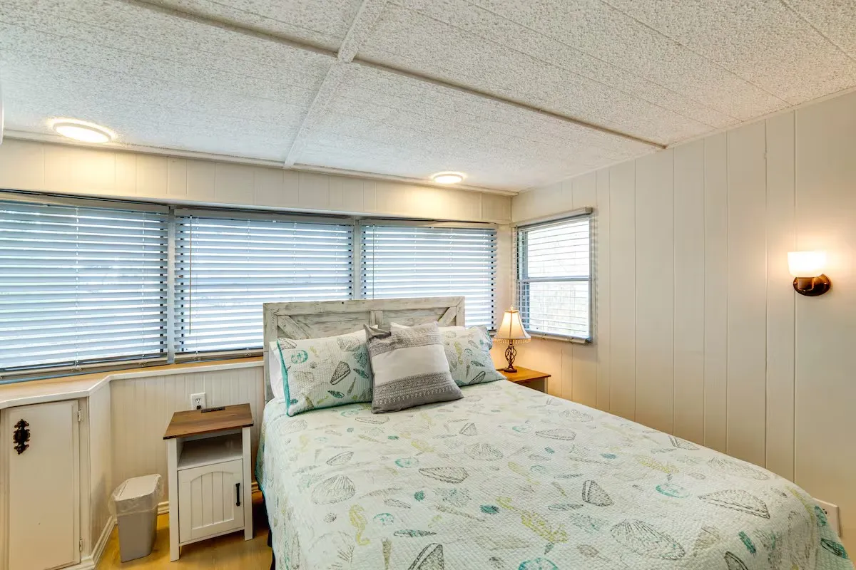 Mobile Home For Sale in Henderson County , 101 Crocker Drive, Malakoff, Texas 75148, 2 Bedroom, 2 Bathroom, Garage spaces, 980 Sqft, built in 0, mls#21331719, Real Estate Agent in Malakoff, Homes For Sale in Henderson county, Homes For Sale in Malakoff, Realtor in Malakoff Texas, Real Estate Brokerage Independent Realty Texas, Luminita Cordes Realtor