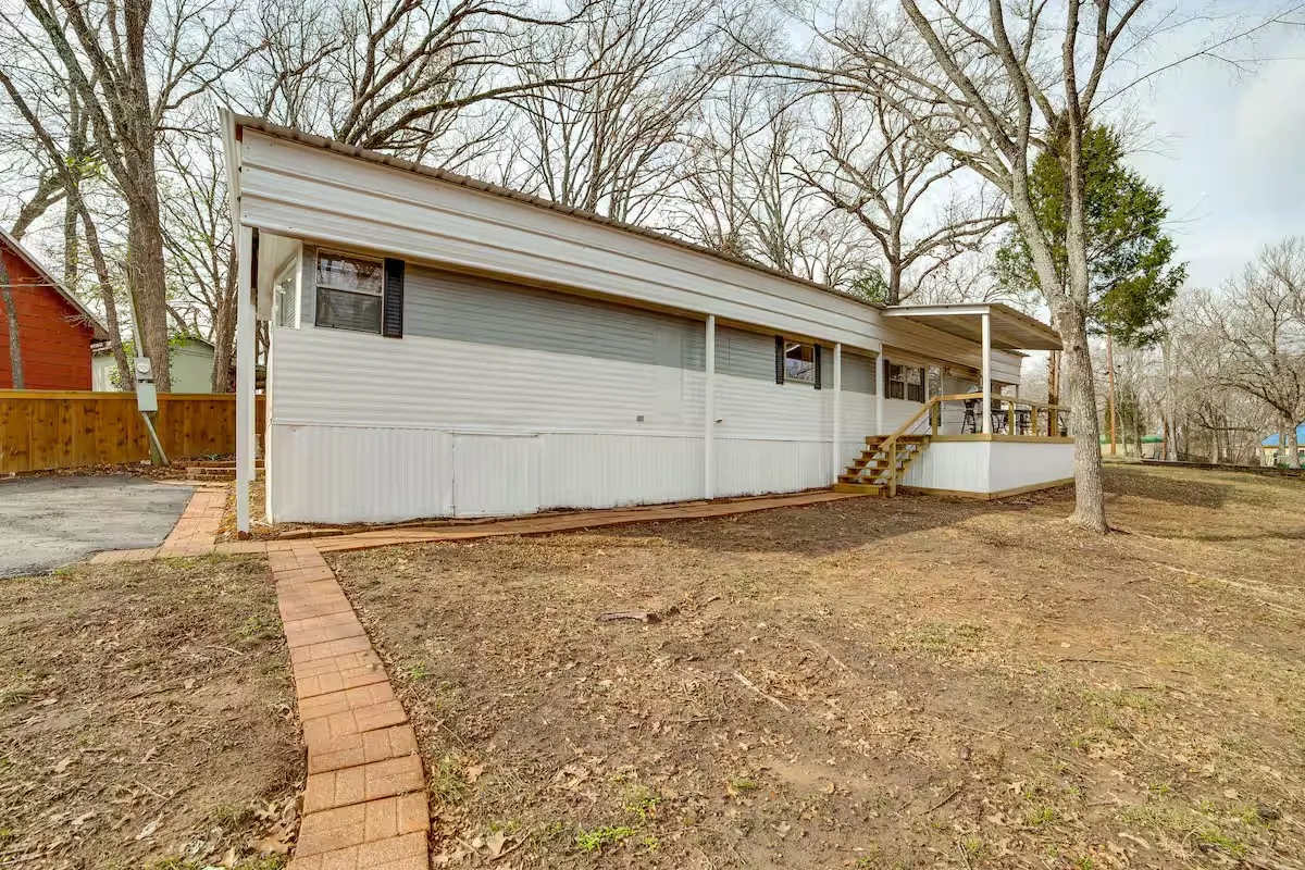 Mobile Home For Sale in Henderson County , 101 Crocker Drive, Malakoff, Texas 75148, 2 Bedroom, 2 Bathroom, Garage spaces, 980 Sqft, built in 0, mls#21331719, Real Estate Agent in Malakoff, Homes For Sale in Henderson county, Homes For Sale in Malakoff, Realtor in Malakoff Texas, Real Estate Brokerage Independent Realty Texas, Luminita Cordes Realtor