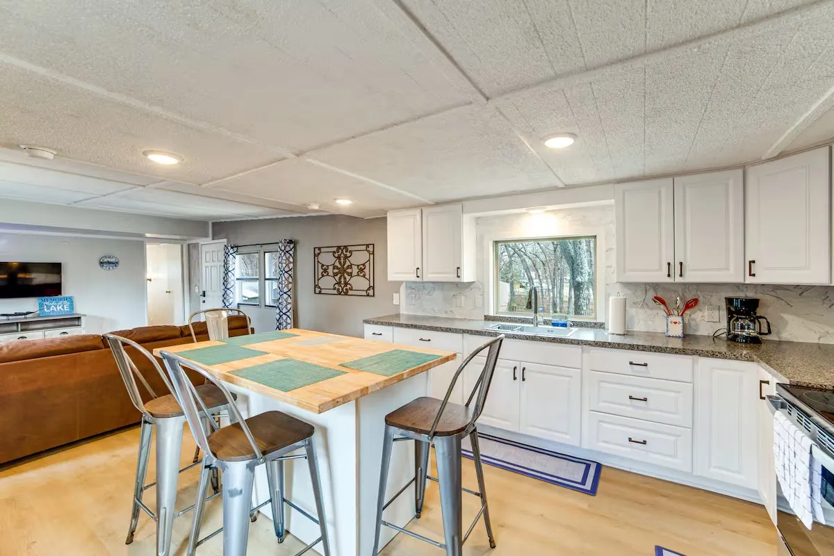 Mobile Home For Sale in Henderson County , 101 Crocker Drive, Malakoff, Texas 75148, 2 Bedroom, 2 Bathroom, Garage spaces, 980 Sqft, built in 0, mls#21331719, Real Estate Agent in Malakoff, Homes For Sale in Henderson county, Homes For Sale in Malakoff, Realtor in Malakoff Texas, Real Estate Brokerage Independent Realty Texas, Luminita Cordes Realtor