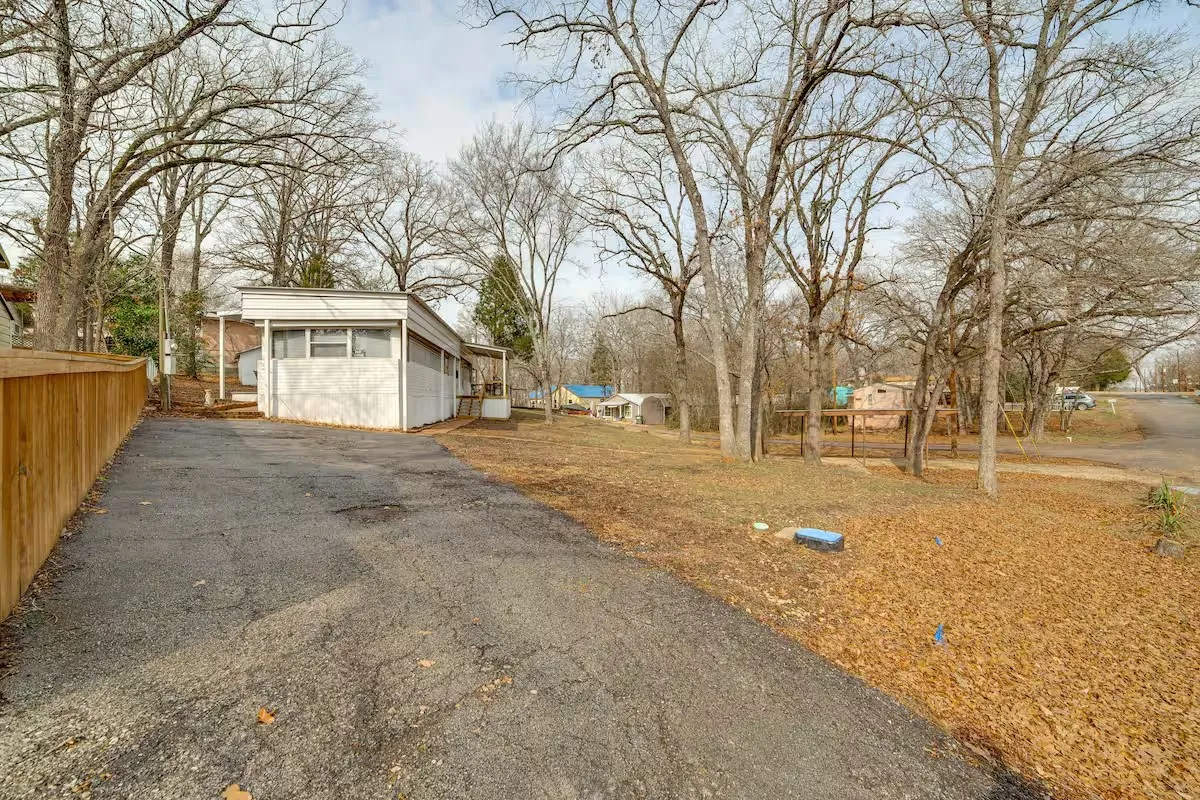 Mobile Home For Sale in Henderson County , 101 Crocker Drive, Malakoff, Texas 75148, 2 Bedroom, 2 Bathroom, Garage spaces, 980 Sqft, built in 0, mls#21331719, Real Estate Agent in Malakoff, Homes For Sale in Henderson county, Homes For Sale in Malakoff, Realtor in Malakoff Texas, Real Estate Brokerage Independent Realty Texas, Luminita Cordes Realtor