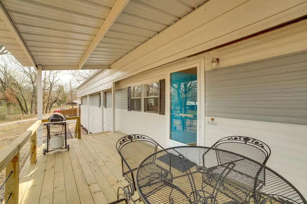 Mobile Home For Sale in Henderson County , 101 Crocker Drive, Malakoff, Texas 75148, 2 Bedroom, 2 Bathroom, Garage spaces, 980 Sqft, built in 0, mls#21331719, Real Estate Agent in Malakoff, Homes For Sale in Henderson county, Homes For Sale in Malakoff, Realtor in Malakoff Texas, Real Estate Brokerage Independent Realty Texas, Luminita Cordes Realtor