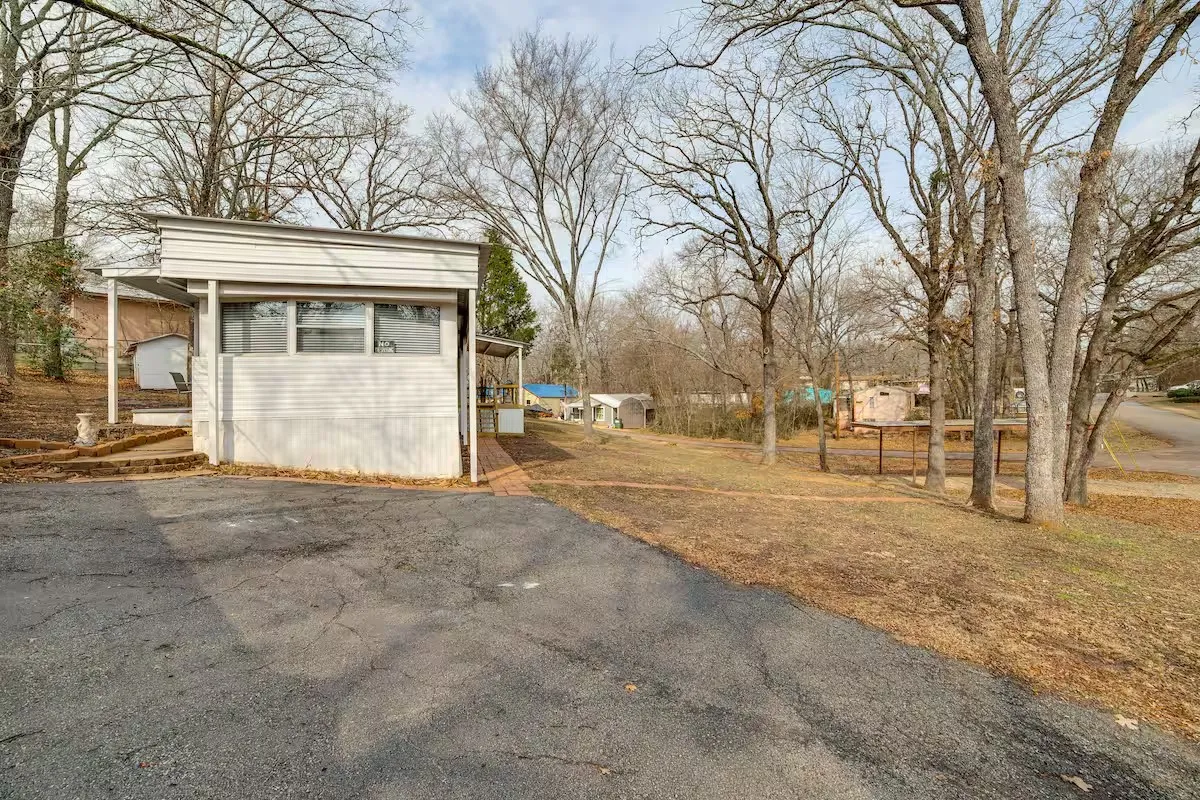 Mobile Home For Sale in Henderson County , 101 Crocker Drive, Malakoff, Texas 75148, 2 Bedroom, 2 Bathroom, Garage spaces, 980 Sqft, built in 0, mls#21331719, Real Estate Agent in Malakoff, Homes For Sale in Henderson county, Homes For Sale in Malakoff, Realtor in Malakoff Texas, Real Estate Brokerage Independent Realty Texas, Luminita Cordes Realtor