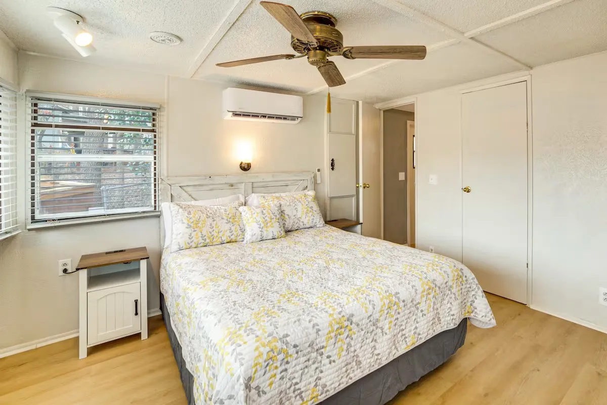 Mobile Home For Sale in Henderson County , 101 Crocker Drive, Malakoff, Texas 75148, 2 Bedroom, 2 Bathroom, Garage spaces, 980 Sqft, built in 0, mls#21331719, Real Estate Agent in Malakoff, Homes For Sale in Henderson county, Homes For Sale in Malakoff, Realtor in Malakoff Texas, Real Estate Brokerage Independent Realty Texas, Luminita Cordes Realtor