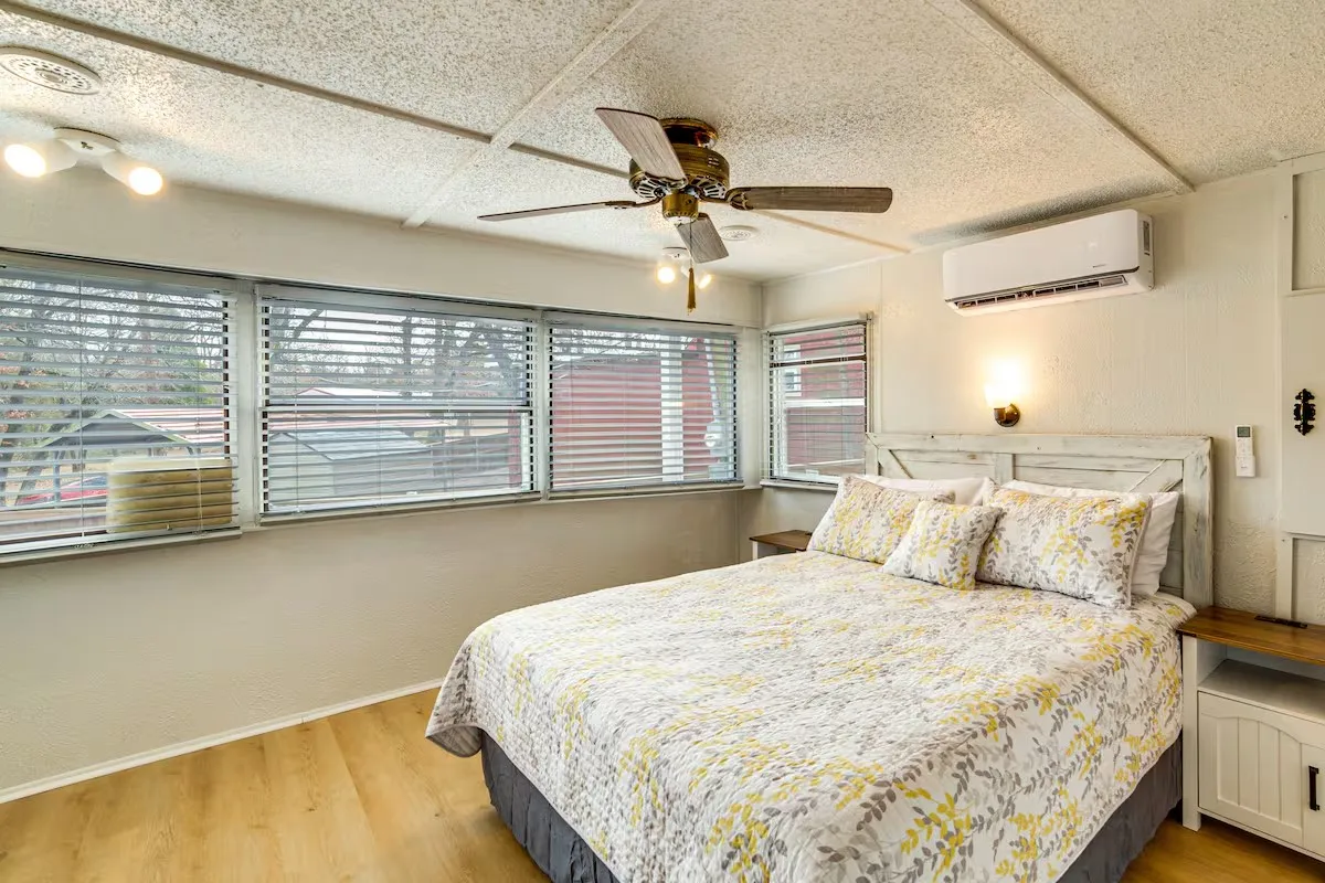 Mobile Home For Sale in Henderson County , 101 Crocker Drive, Malakoff, Texas 75148, 2 Bedroom, 2 Bathroom, Garage spaces, 980 Sqft, built in 0, mls#21331719, Real Estate Agent in Malakoff, Homes For Sale in Henderson county, Homes For Sale in Malakoff, Realtor in Malakoff Texas, Real Estate Brokerage Independent Realty Texas, Luminita Cordes Realtor