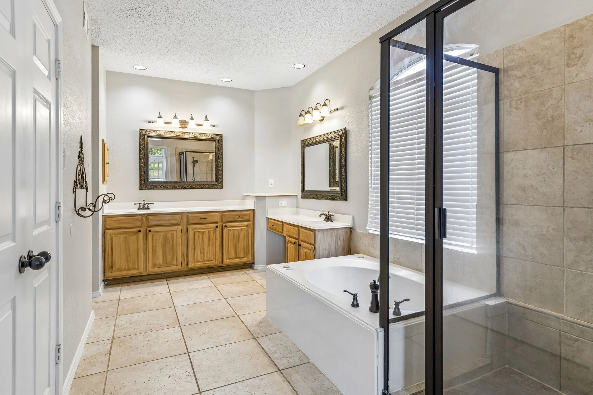 Single Family Residence For Sale in Rockwall County , 8710 Creekside Drive, Rowlett, Texas 75089, 4 Bedroom, 4 Bathroom, 2 Garage spaces, 3,349 Sqft, built in 1992, mls#21326871, Real Estate Agent in Rowlett, Homes For Sale in Rockwall county, Homes For Sale in Rowlett, Realtor in Rowlett Texas, Real Estate Brokerage Independent Realty Texas, Luminita Cordes Realtor