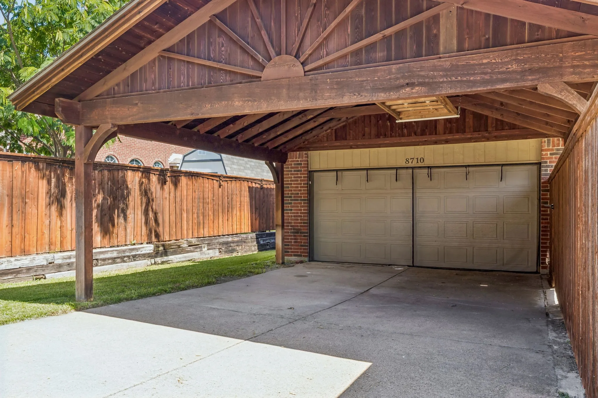 Single Family Residence For Sale in Rockwall County , 8710 Creekside Drive, Rowlett, Texas 75089, 4 Bedroom, 4 Bathroom, 2 Garage spaces, 3,349 Sqft, built in 1992, mls#21326871, Real Estate Agent in Rowlett, Homes For Sale in Rockwall county, Homes For Sale in Rowlett, Realtor in Rowlett Texas, Real Estate Brokerage Independent Realty Texas, Luminita Cordes Realtor
