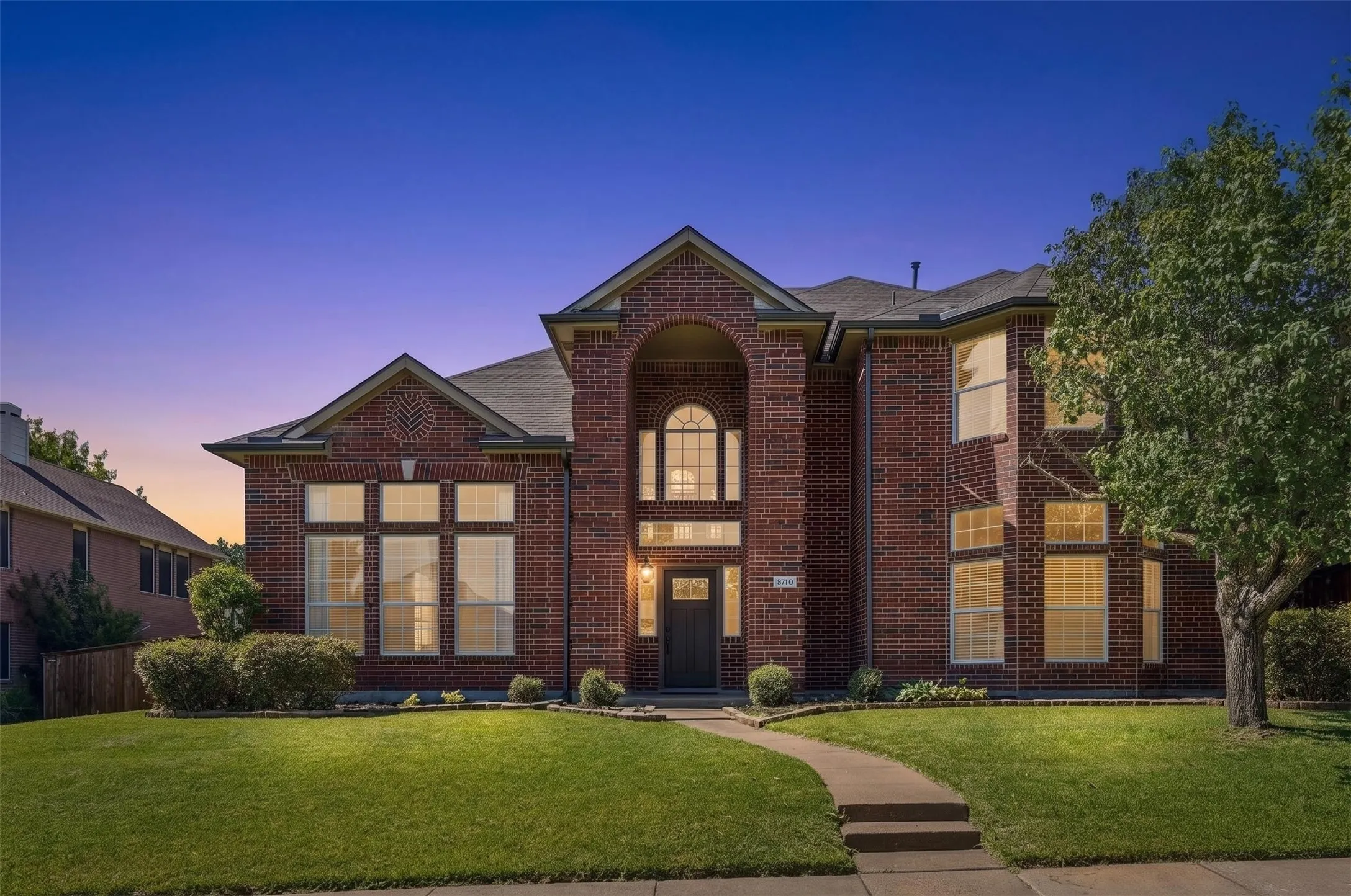 Single Family Residence For Sale in Rockwall County , 8710 Creekside Drive, Rowlett, Texas 75089, 4 Bedroom, 4 Bathroom, 2 Garage spaces, 3,349 Sqft, built in 1992, mls#21326871, Real Estate Agent in Rowlett, Homes For Sale in Rockwall county, Homes For Sale in Rowlett, Realtor in Rowlett Texas, Real Estate Brokerage Independent Realty Texas, Luminita Cordes Realtor