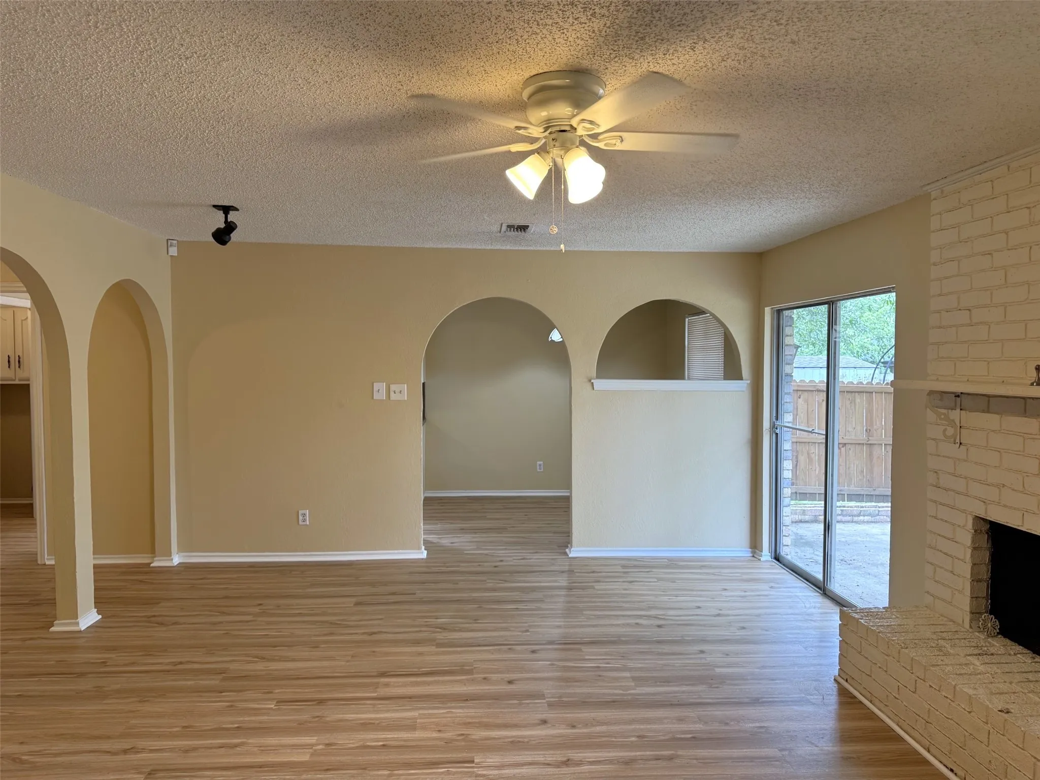 Single Family Residence For Rent in Denton County , 1706 Wisteria Street, Denton, Texas 76205, 3 Bedroom, 2 Bathroom, 2 Garage spaces, 1,493 Sqft, built in 1983, mls#21331760, Real Estate Agent in Denton, Homes For Rent in Denton county, Homes For Rent in Denton, Realtor in Denton Texas, Real Estate Brokerage Independent Realty Texas, Luminita Cordes Realtor