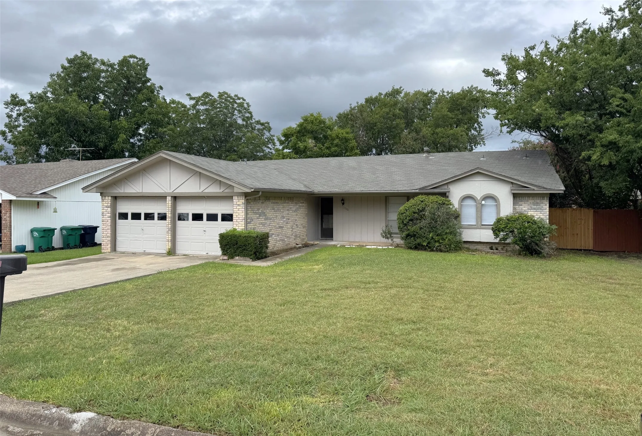 Single Family Residence For Rent in Denton County , 1706 Wisteria Street, Denton, Texas 76205, 3 Bedroom, 2 Bathroom, 2 Garage spaces, 1,493 Sqft, built in 1983, mls#21331760, Real Estate Agent in Denton, Homes For Rent in Denton county, Homes For Rent in Denton, Realtor in Denton Texas, Real Estate Brokerage Independent Realty Texas, Luminita Cordes Realtor